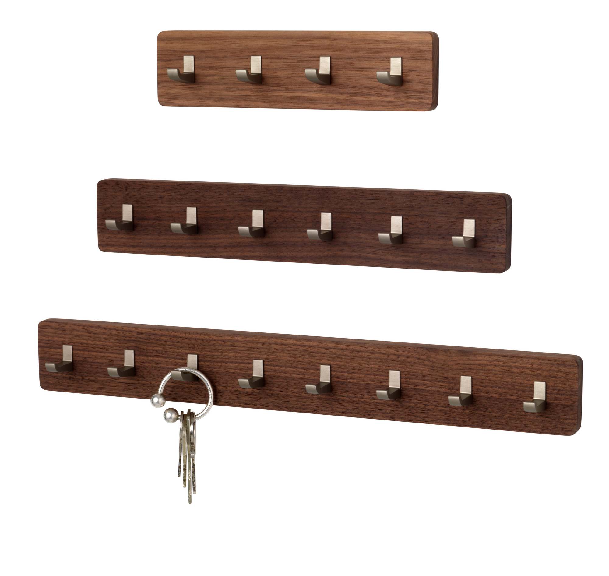 Schönbuch Key Bar Schlüsselhakenleiste aus Nussbaumholz mit Metallhaken in drei Größen, Schlüsselbund hängt an einer Leiste.