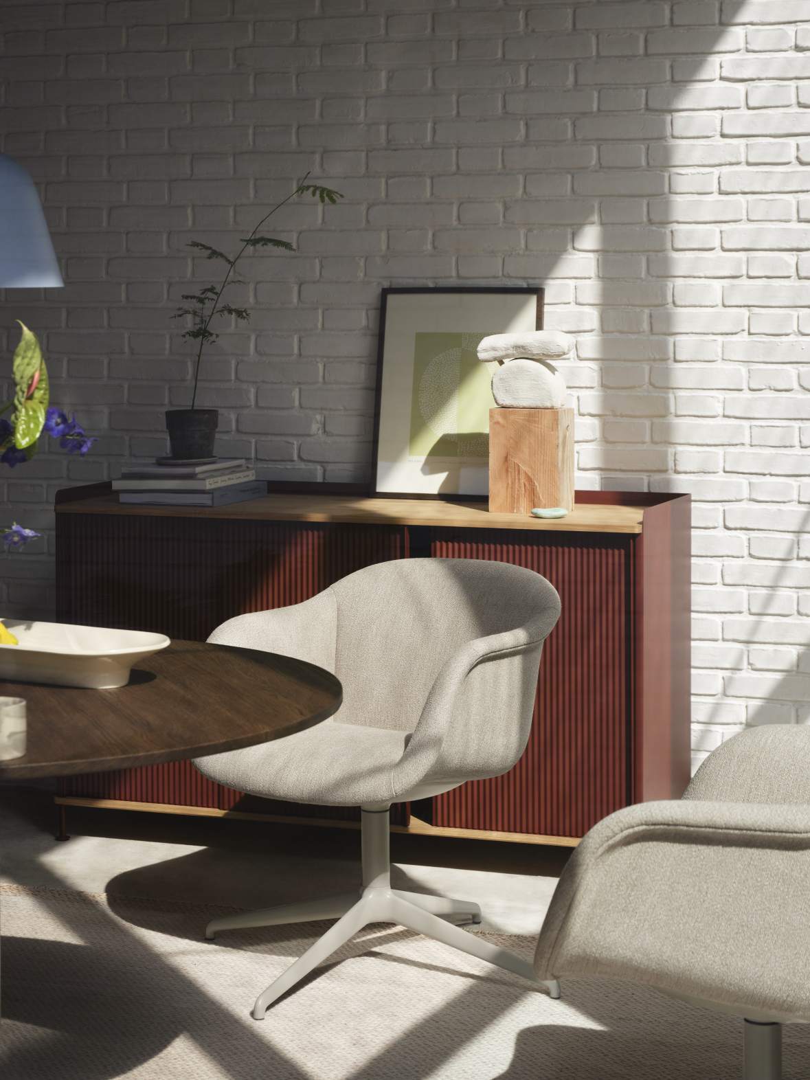 Beiger Fiber Soft Armchair von Muuto am Esstisch, moderner Armlehnstuhl mit Stoffbezug.