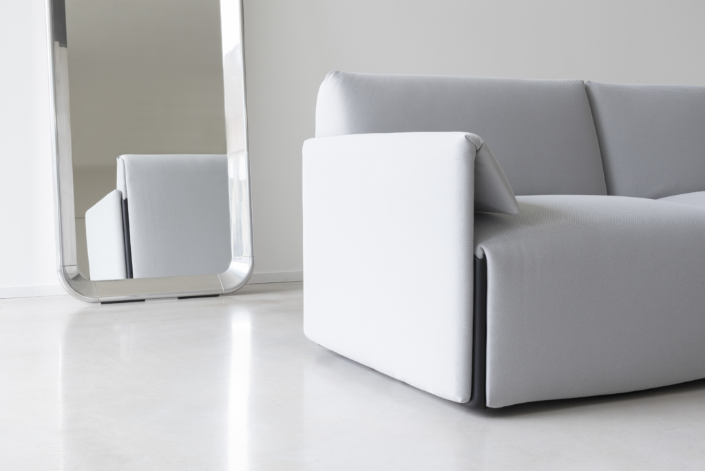 Costume Modulsofa mit Armlehne links, hellblauem Kvadrat Uniform Melange Stoff und Spiegel. Modernes Sofa.