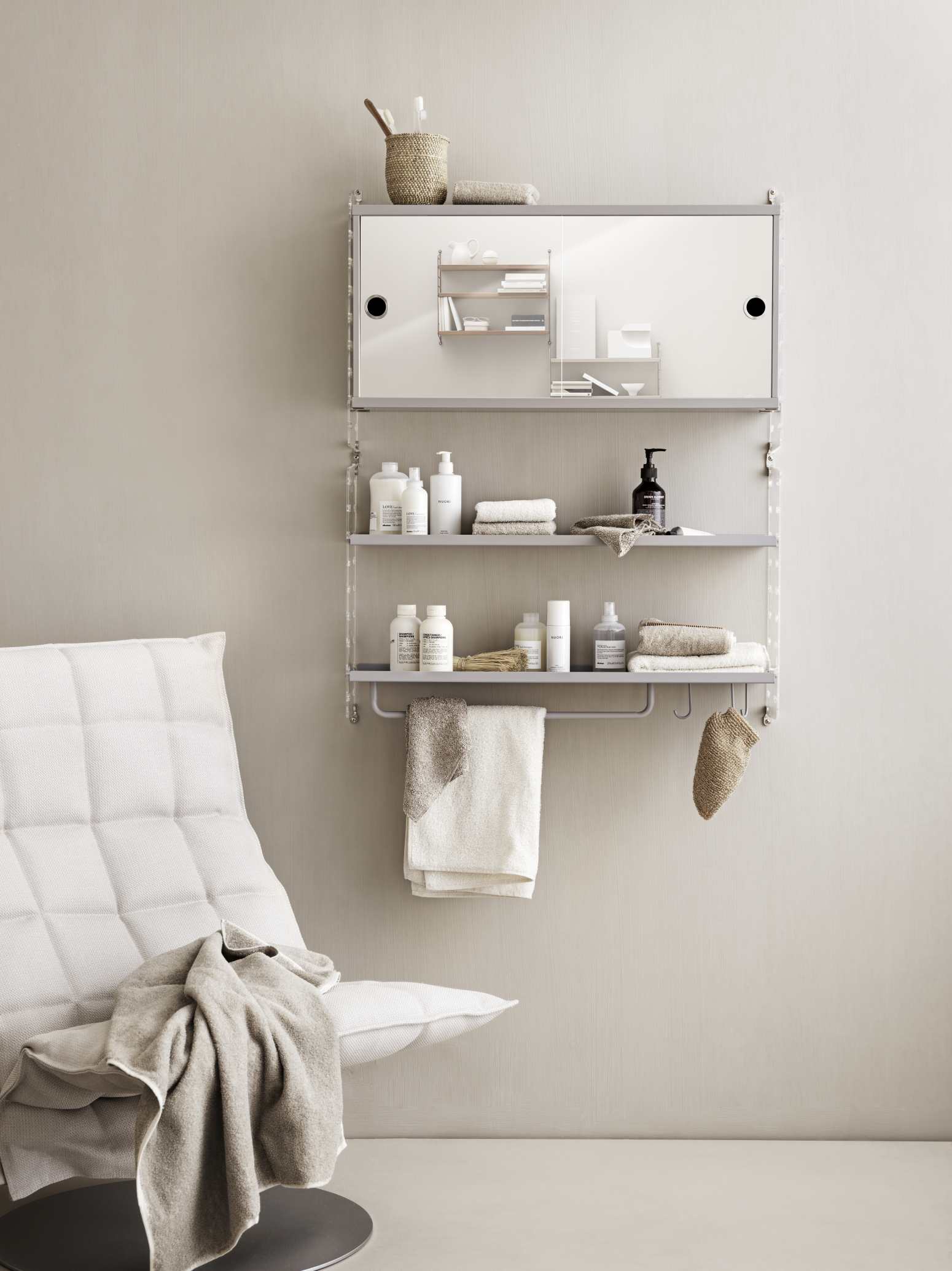 String Badezimmer Wandregal mit Spiegel und Handtüchern, modernes Regalsystem für Badaccessoires.