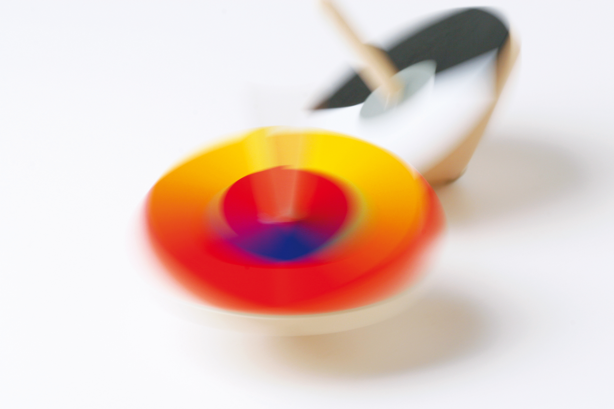 Farbmischer von Naef Spiele AG in Bewegung. Optischer Bauhaus Kreisel für Kinder.