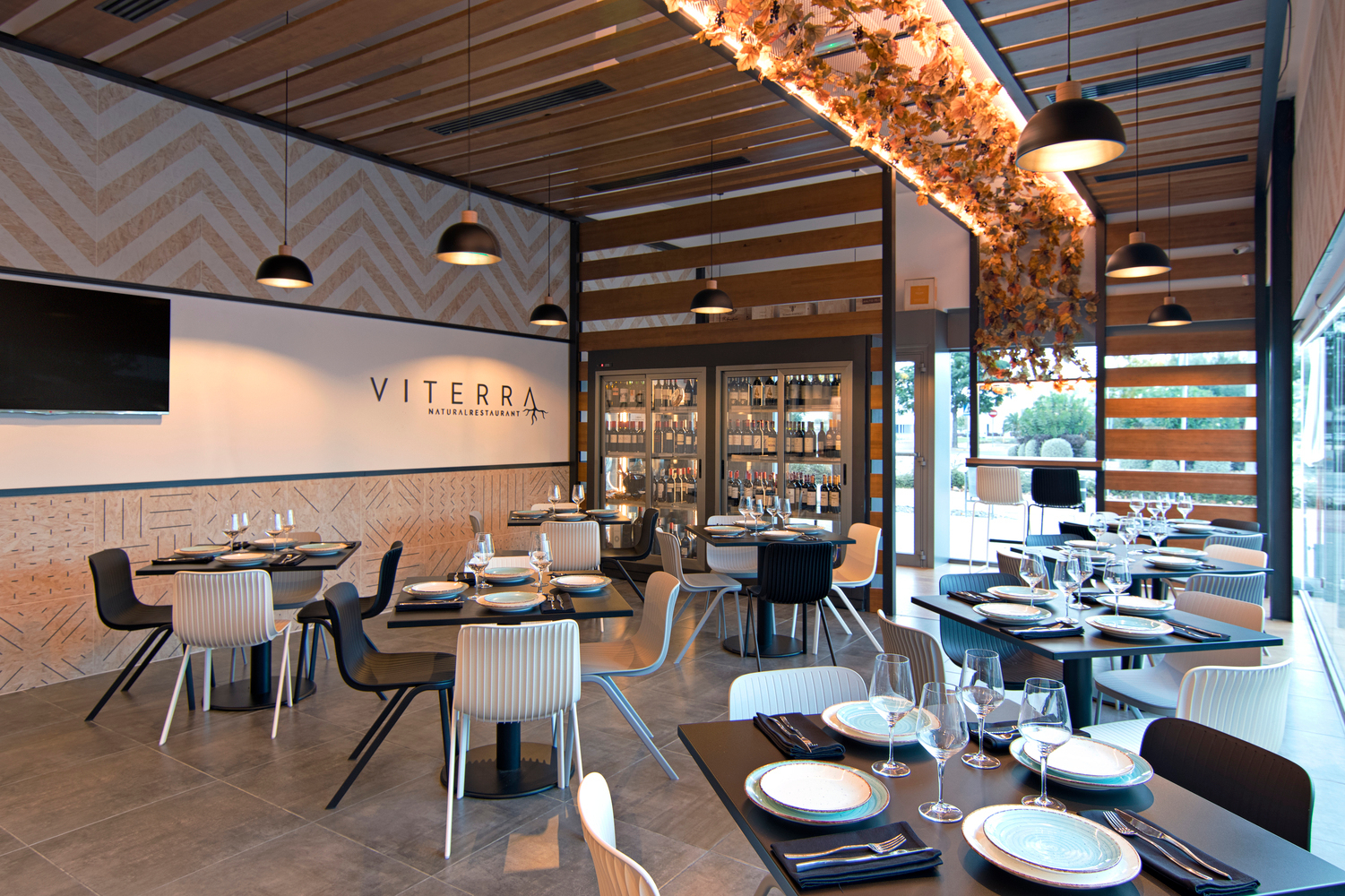 Beiger Dragonfly Stuhl von Segis mit Metallbeinen in einem modern eingerichteten Restaurant.