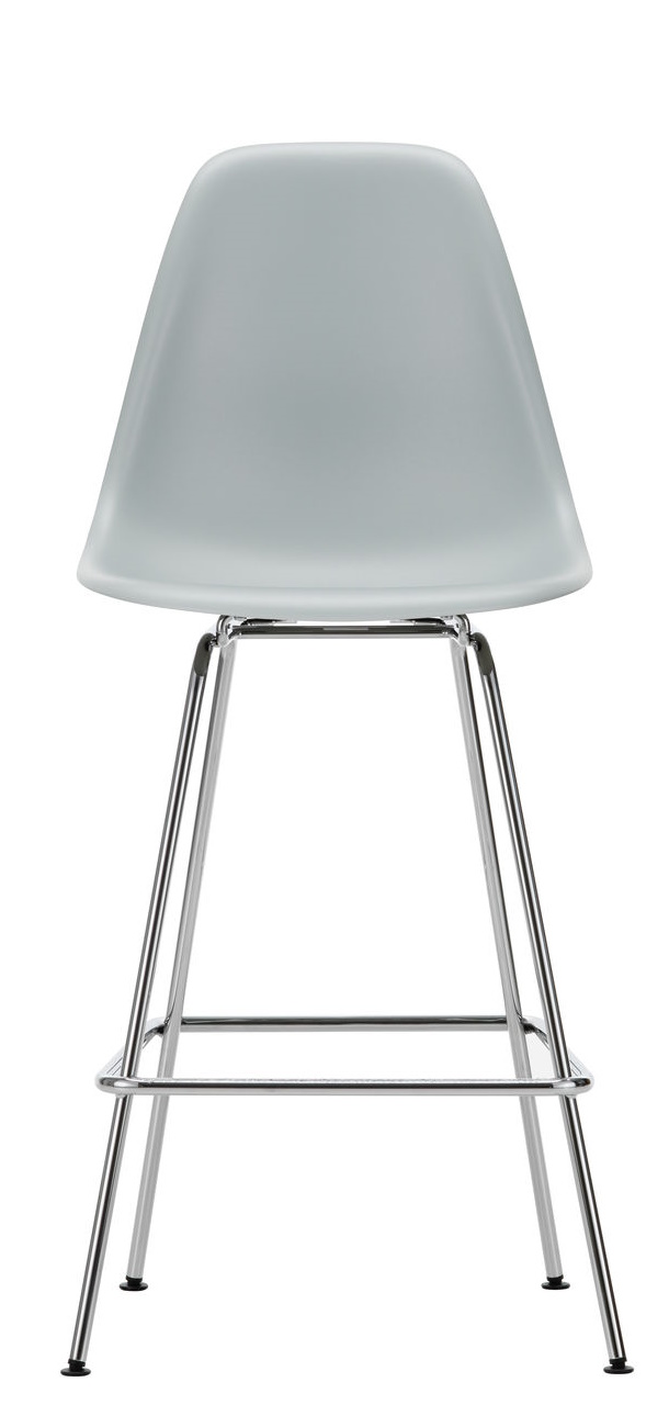 Eames Plastic Bar Stool von Vitra in Hellgrau mit verchromtem Metallgestell, Frontansicht.
