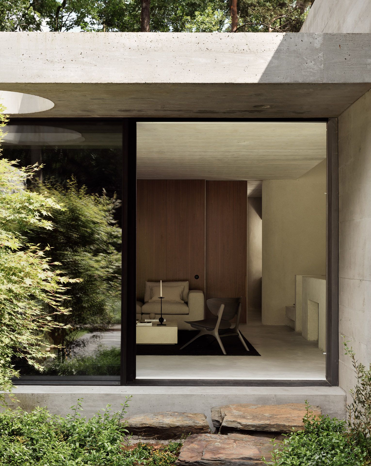 Innenansicht mit Ethnicraft Elements Couchtisch in Off White Microcement, rechteckig und modernem Design.