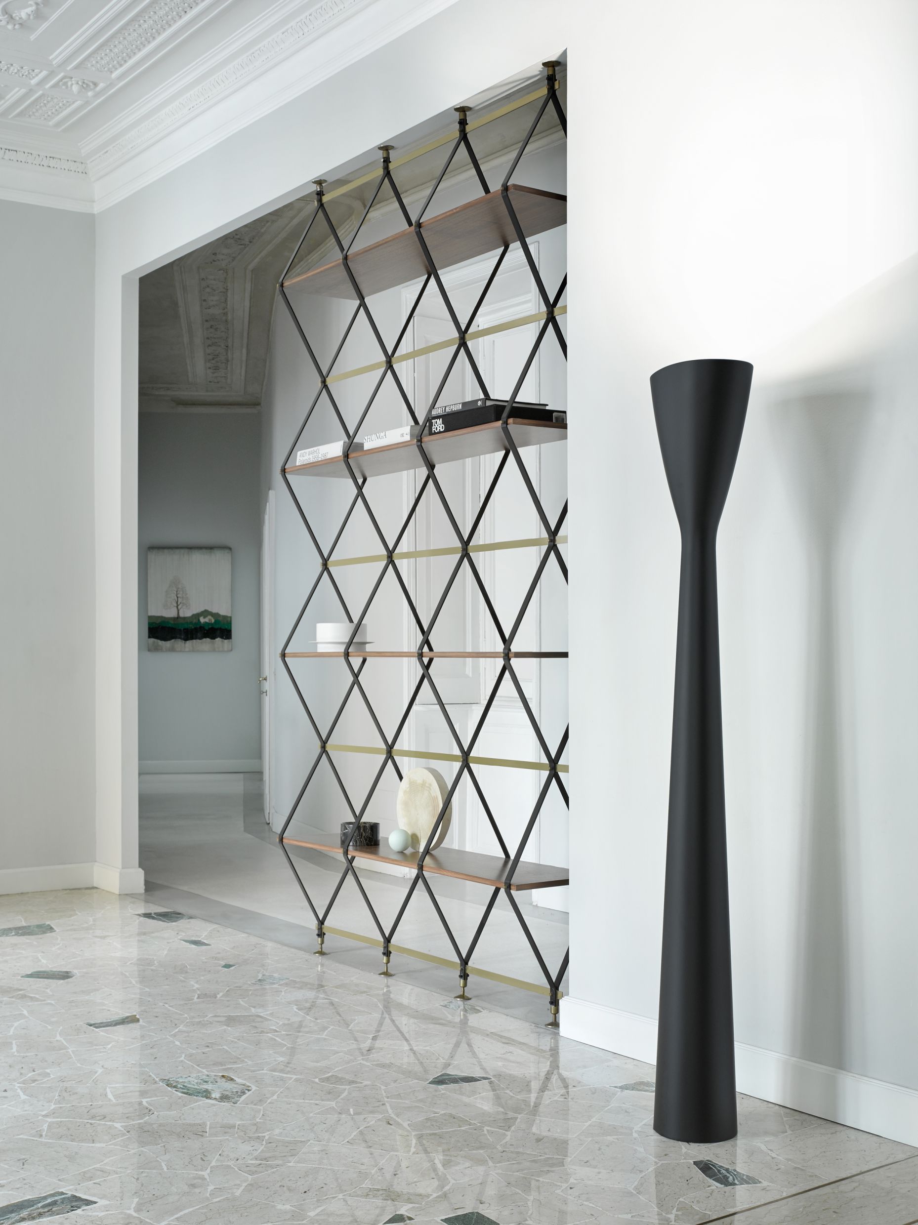 Schwarze D38L Carrara LED Stehleuchte von Luceplan in einem eleganten Raum mit Marmorboden.