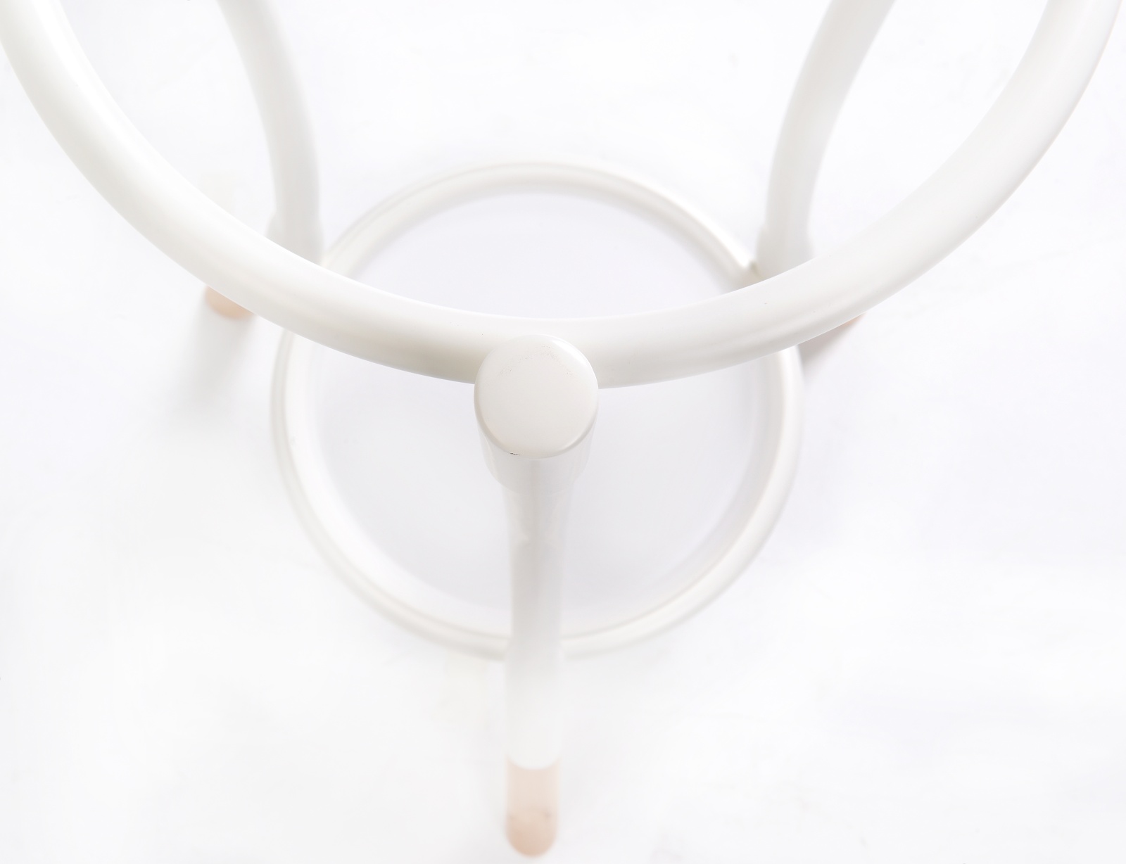 Ansicht von oben: Weißer Cloud Schirmständer von Wiener GTV Design mit minimalistischem, modernem Design.