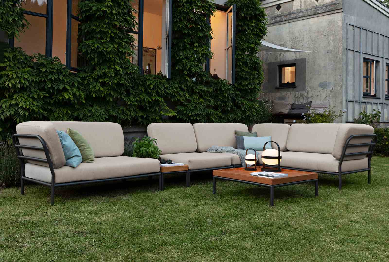 Level Sofa Outdoor Ecke links von Houe auf einer grünen Wiese. Gartenmöbel.