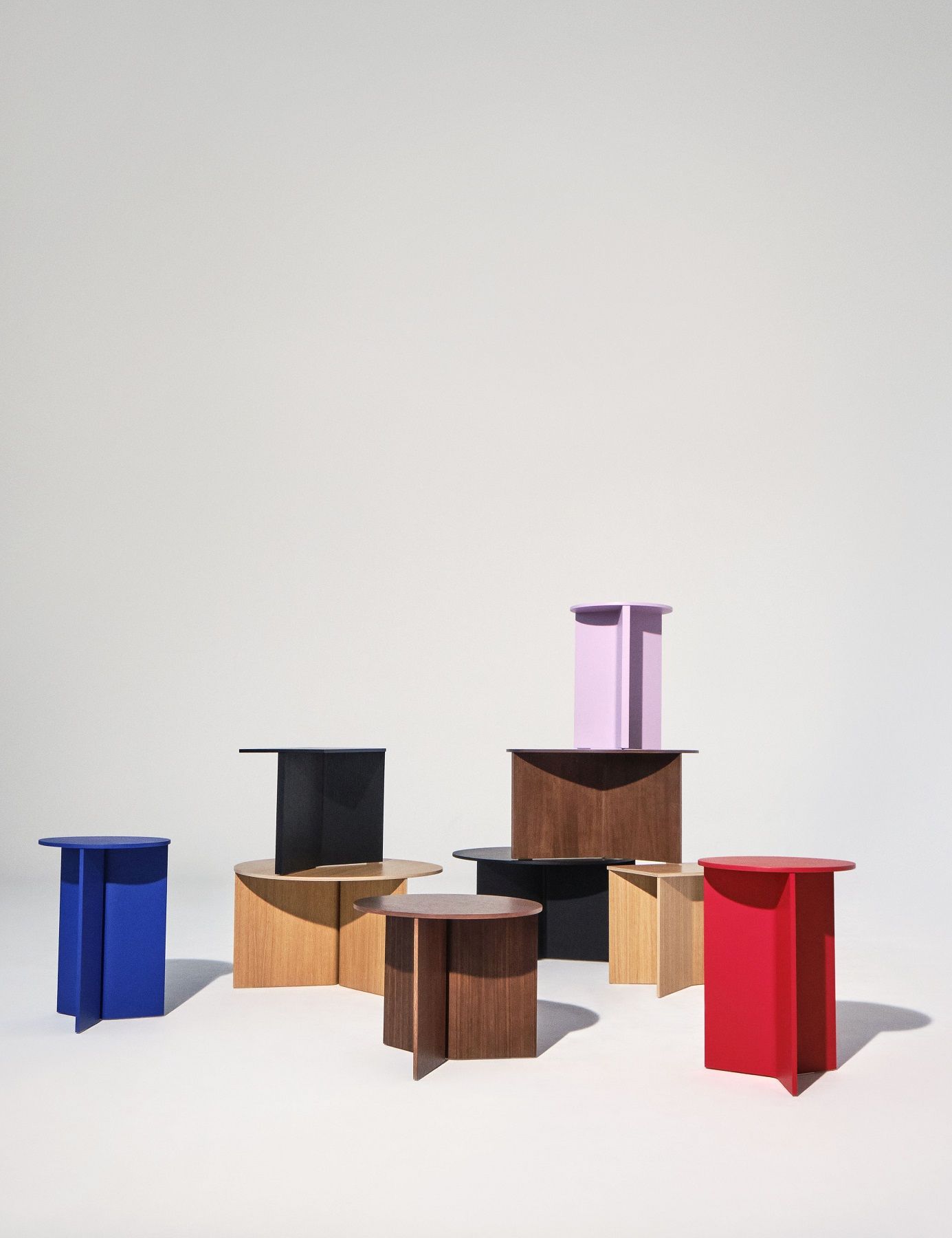 Gruppenbild von Hay Slit Table Beistelltischen aus Holz in verschiedenen Farben und Formen.