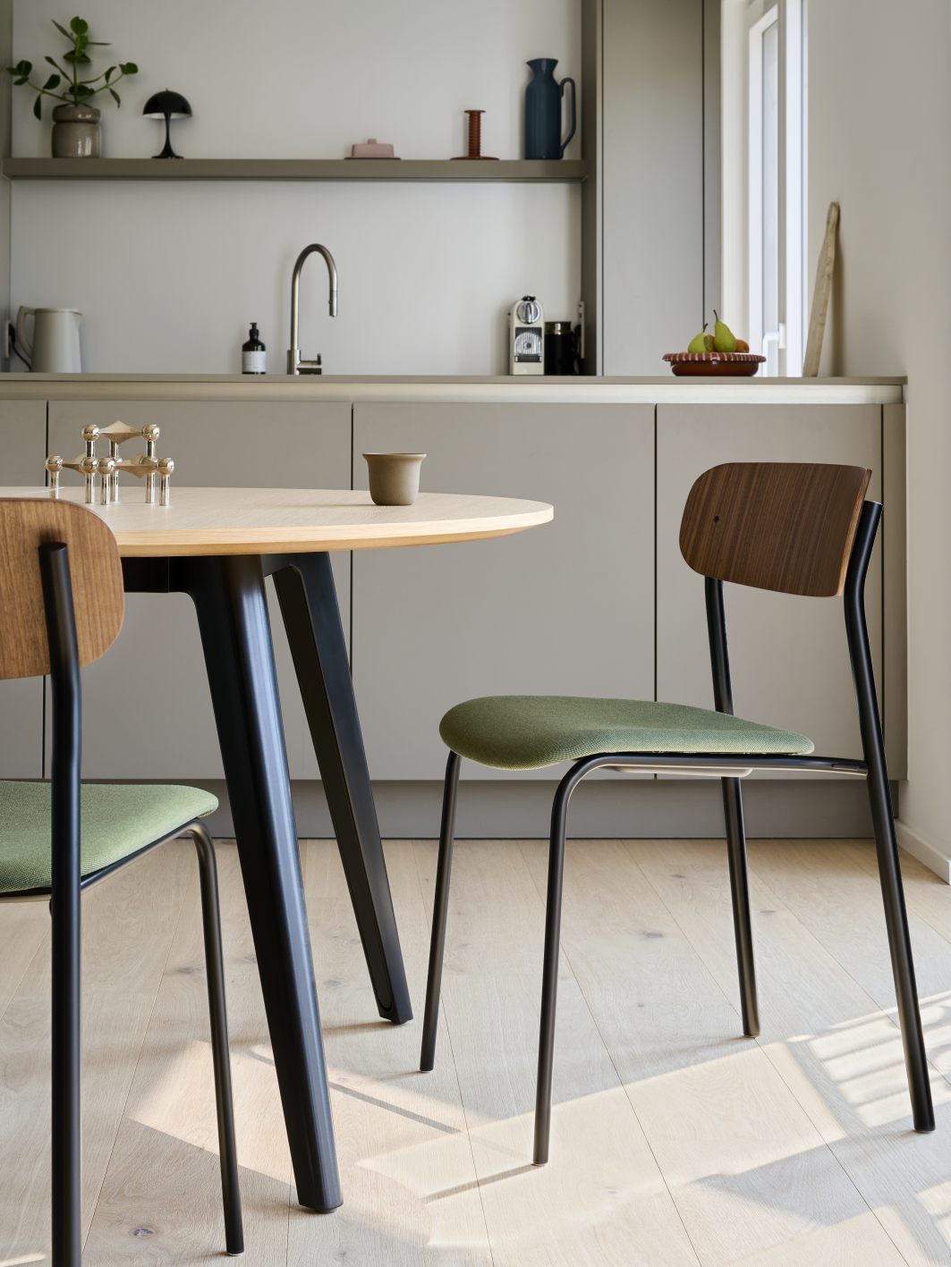 Thonet S 243 Stahlrohrstuhl in Olivgrün mit Holzrückenlehne am Esstisch, modernes Küchendesign.
