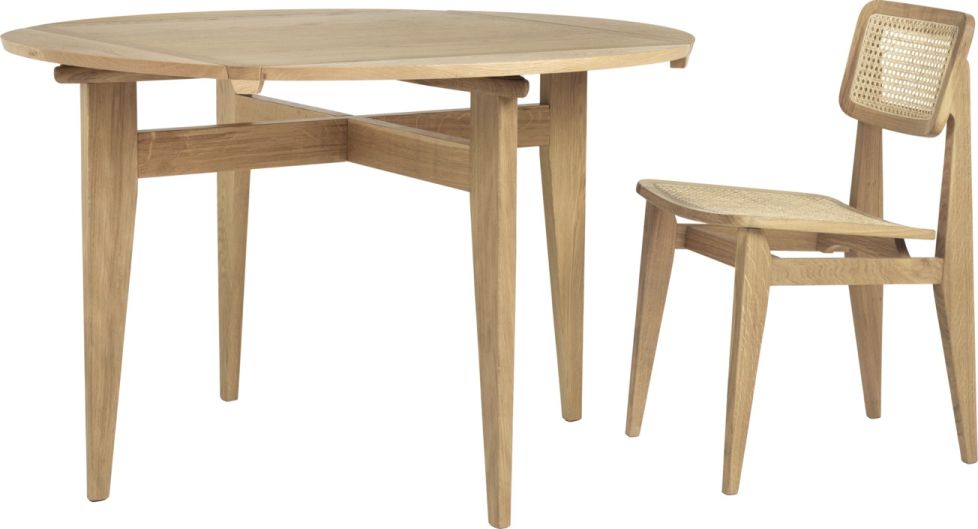Gubi B-Table Esstisch ausziehbar aus Eichenholz mit passendem Holzstuhl mit Rattanlehne.