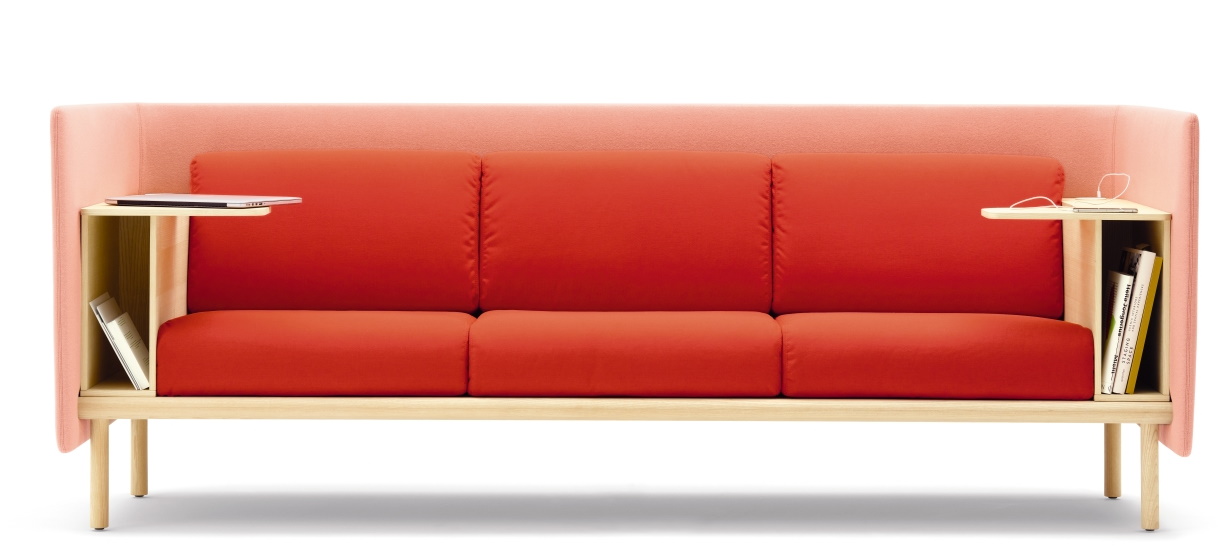 Floater Sofa von Cor, 3-Sitzer in Rot und Rosa mit integrierten Ablagetischen aus Holz.