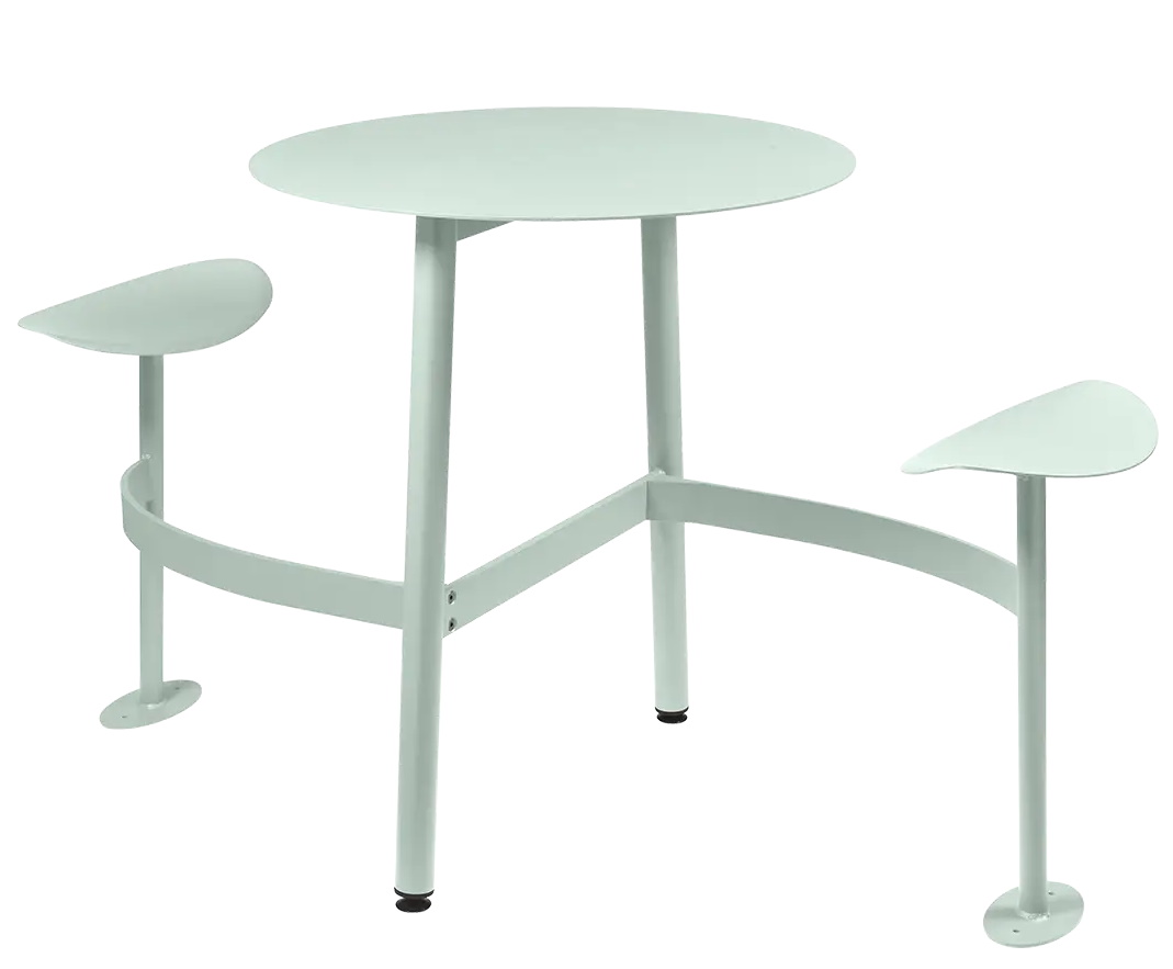 Fermob Bolder Tisch für zwei Personen in Hellblau, runder Tisch mit integrierten Sitzflächen für den Außenbereich.