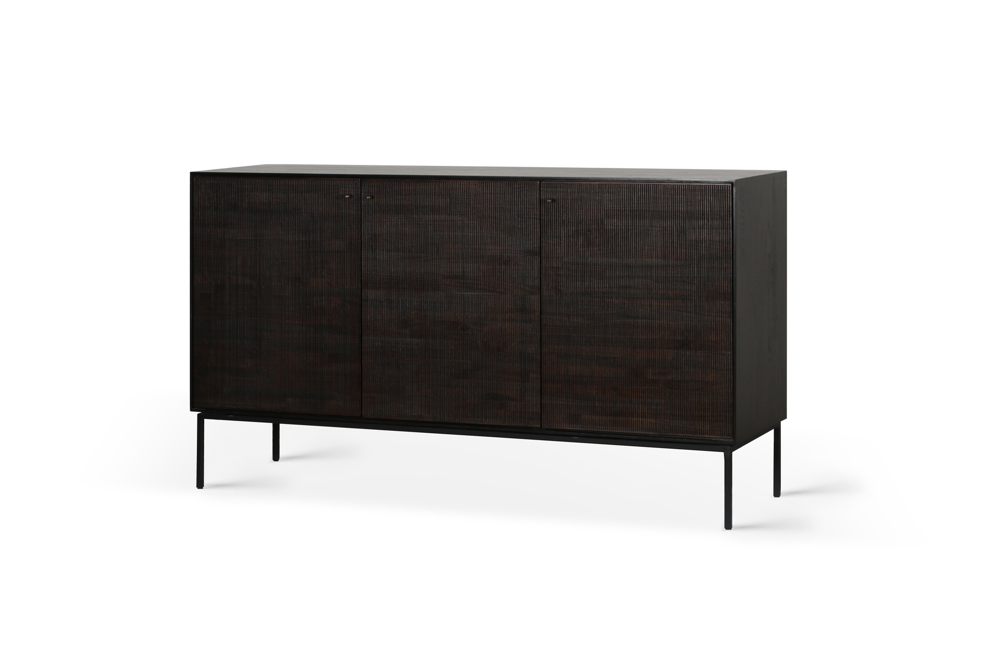 Ethnicraft Teak Grooves Anrichte mit vier Türen und dunklem Holz auf schlanken, schwarzen Metallfüßen.