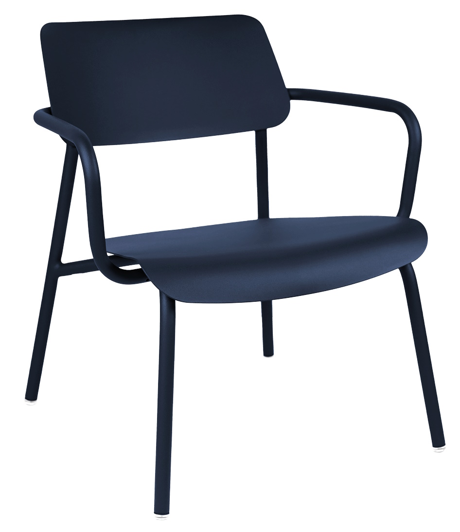 Blauer Fermob Studie Lounge Sessel für den Außenbereich, moderner Gartensessel mit Armlehnen.