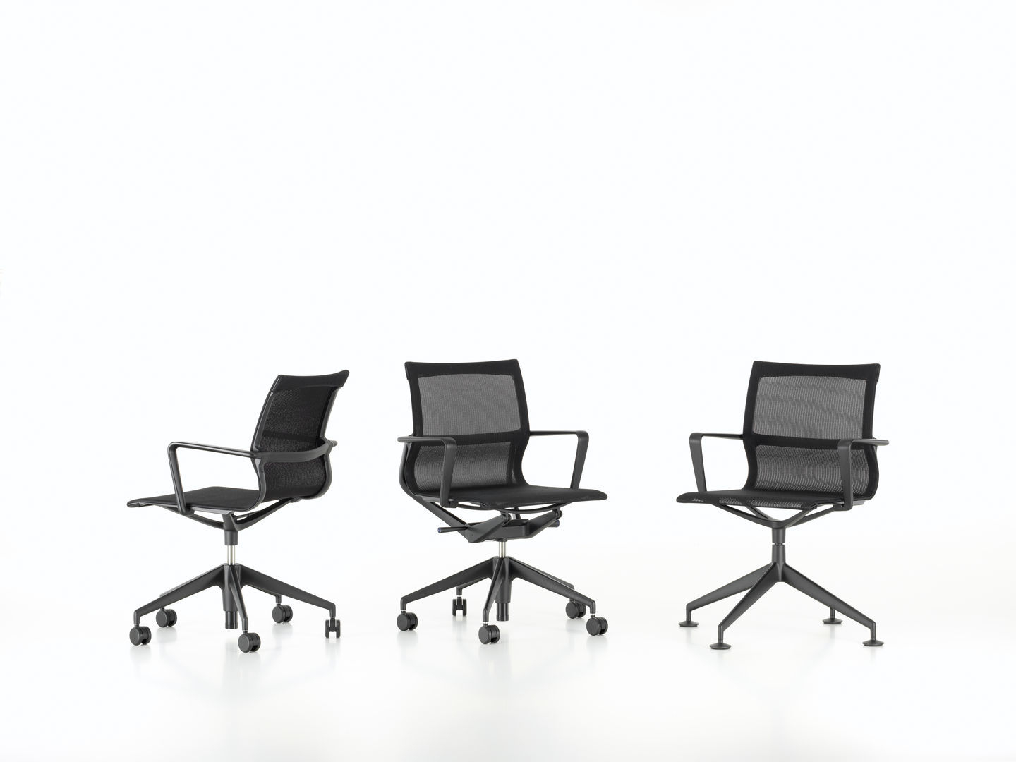 Drei schwarze Physix Conference Stühle von Vitra, ergonomische Bürostühle für Konferenzräume.