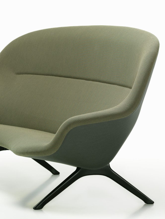 Detailaufnahme des Abalon Sofa von Vitra mit olivgrünem Bezug und schwarzem Fußkreuz.