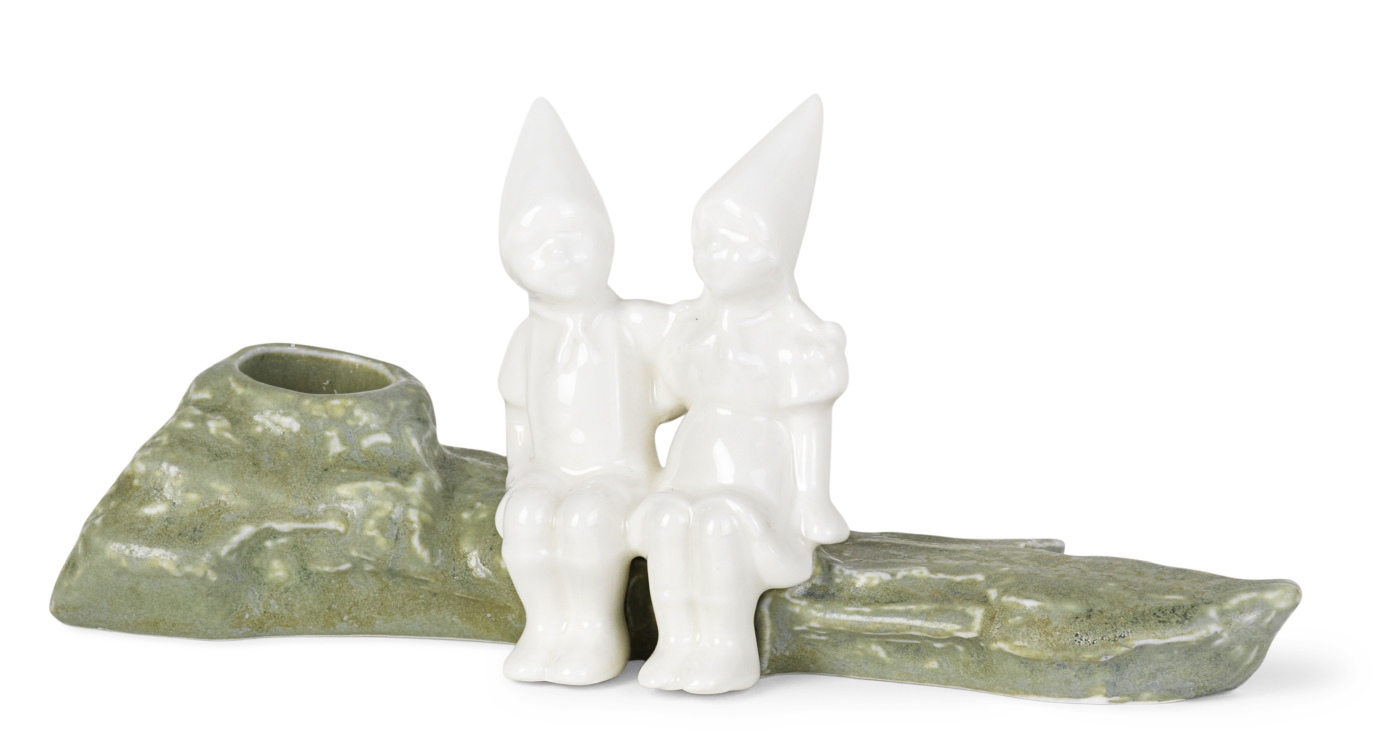 Kerzenständer Christmas Tales Julekram: Zwei weiße Wichtel sitzen auf einem grünen Felsen.