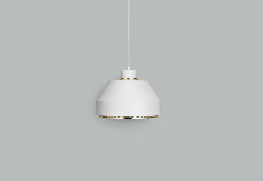 Weiße Artek Pendelleuchte AMA500 mit goldenen Akzenten, moderne Hängelampe für stilvolle Innenräume.