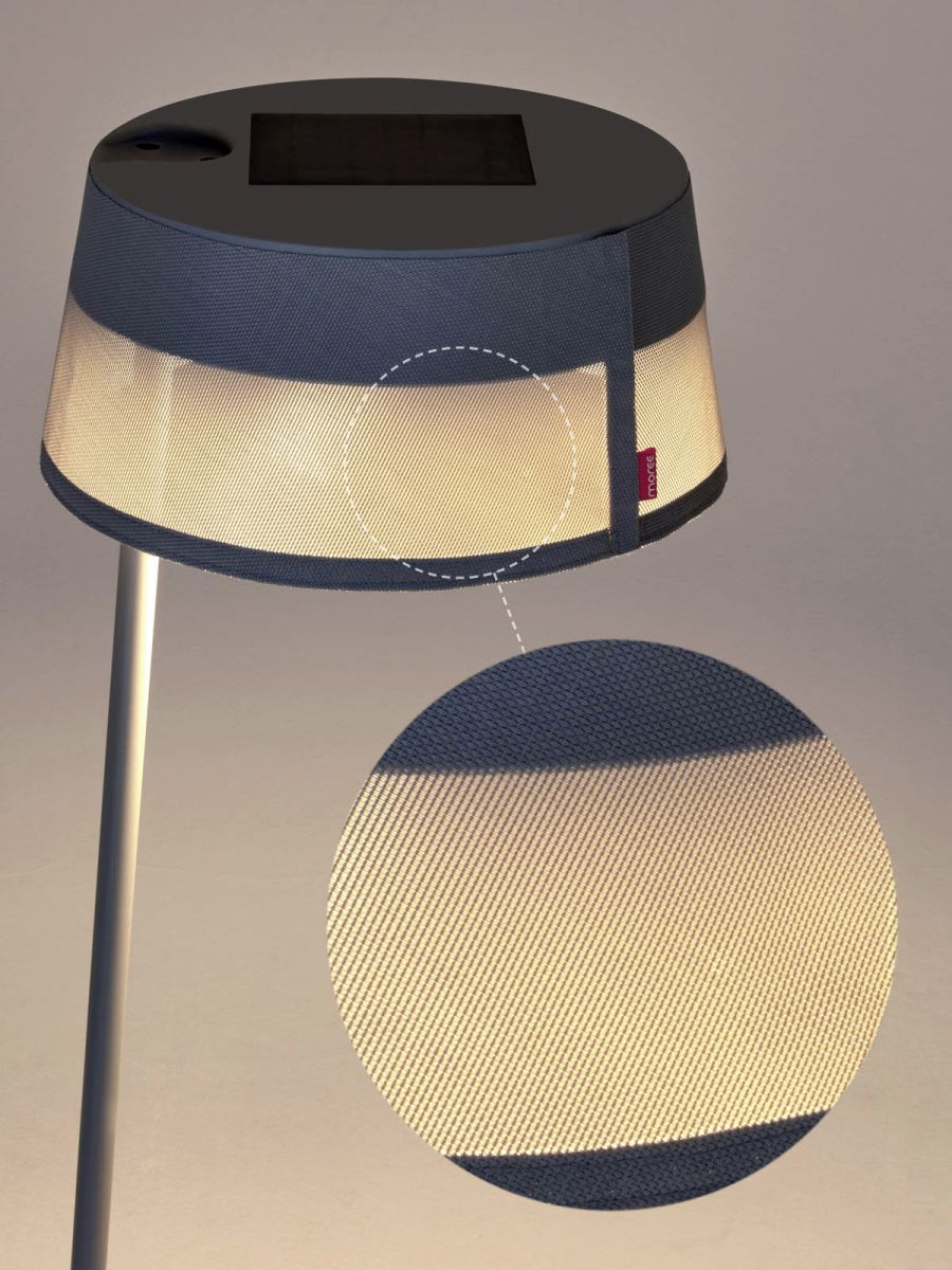 ISA-BELLE Solarleuchte von Moree, moderne Stehlampe und Bogenlampe mit Stoffschirm und Solarpanel, Detailaufnahme.
