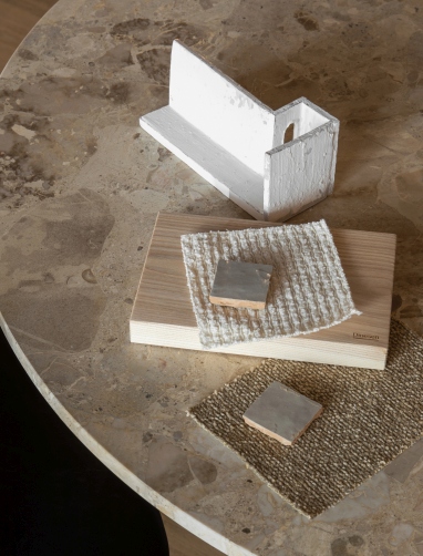 Detailaufnahme des Androgyne Dining Table Esstisches von Audo mit Materialproben auf der Tischplatte.