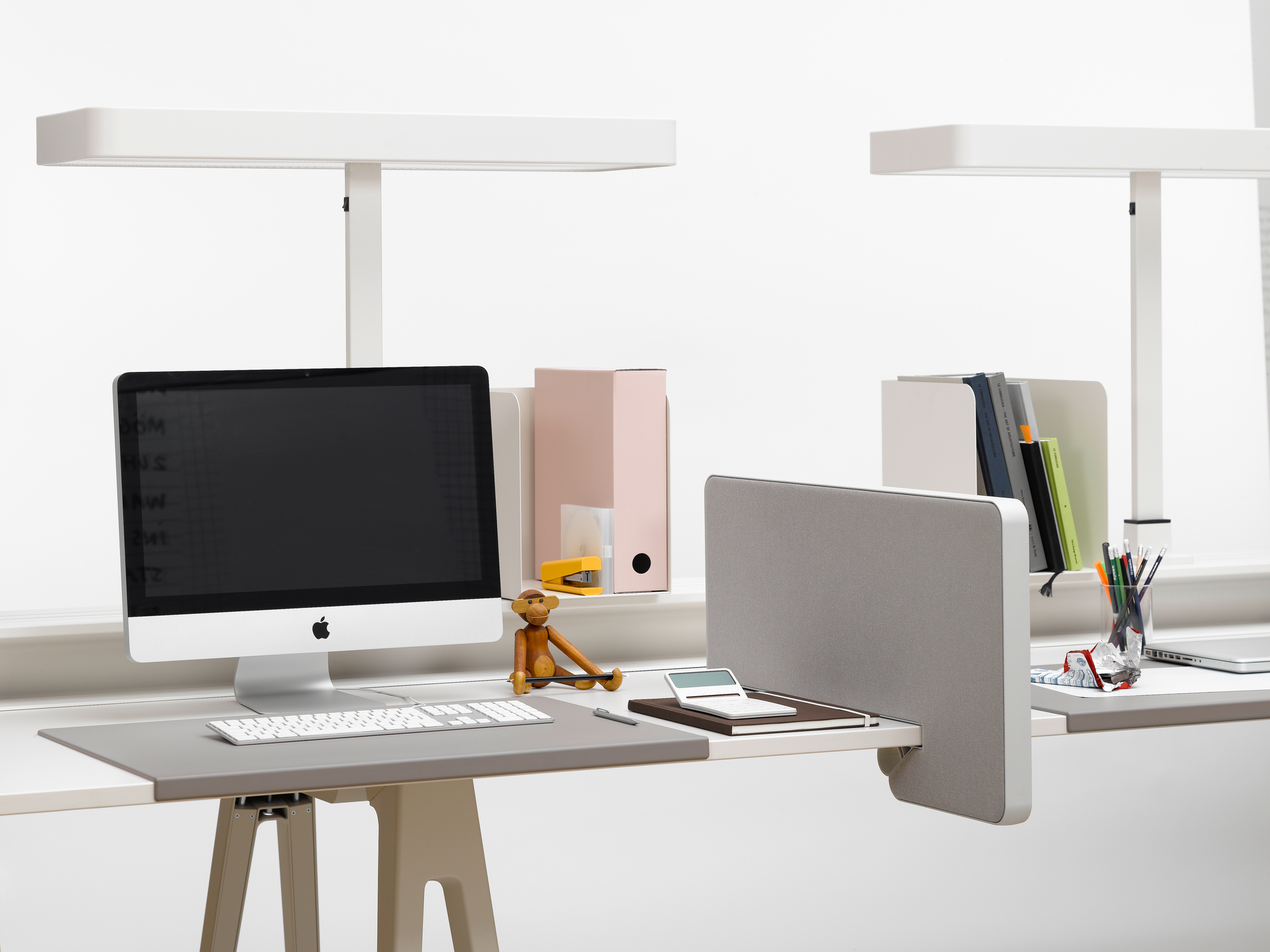 Joyn Schreibtischunterlage von Vitra in Mauve Grau auf einem modernen Bürotisch mit Computer.