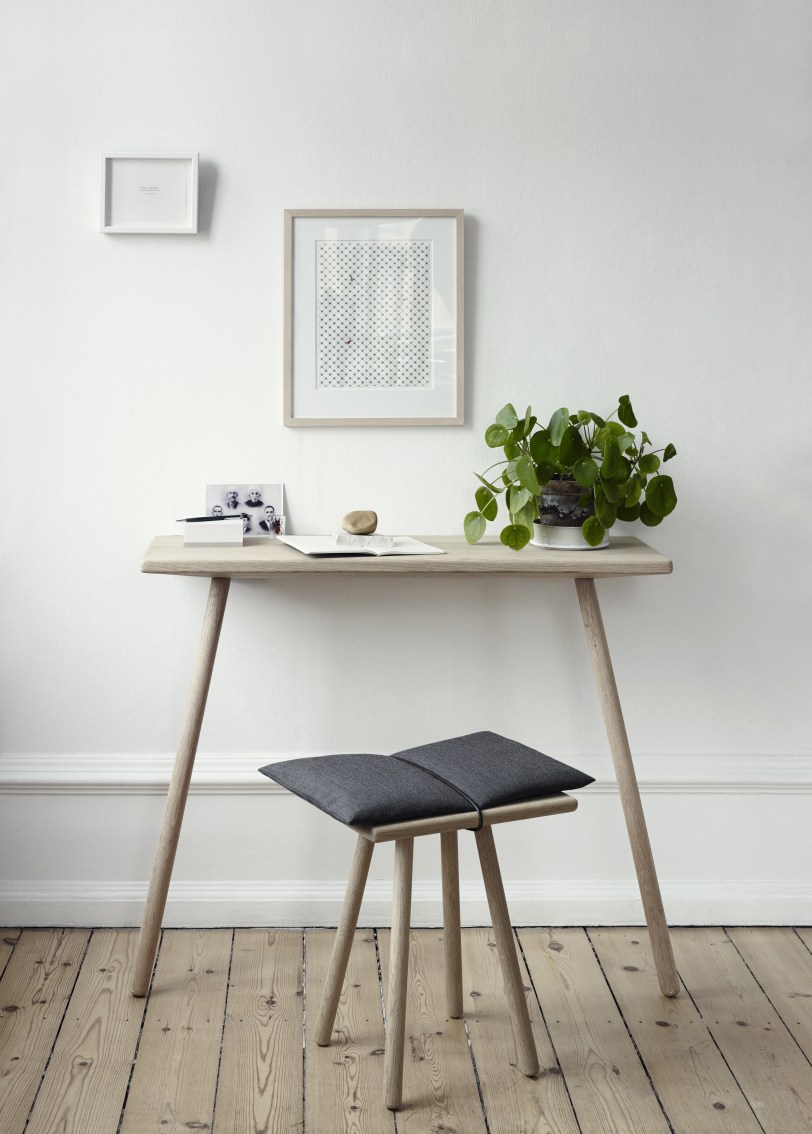 Georg Wall Schreibtisch von Skagerak: Moderner Holz-Wandsekretär mit Hocker und minimalistischer Dekoration.