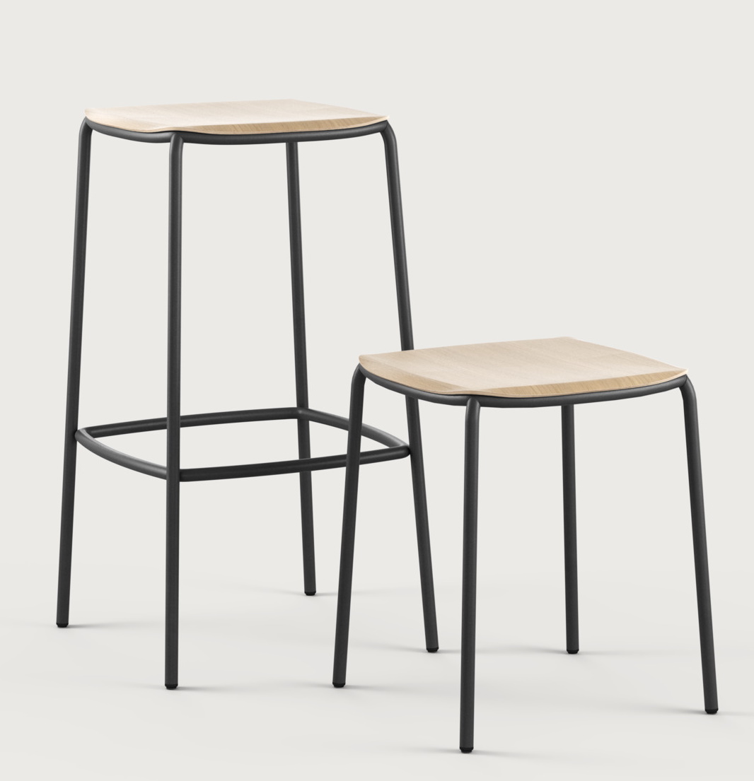 Nate S Hocker von Brunner: Moderner Barhocker und Hocker mit Holz-Sitzfläche und schwarzem Metallgestell.