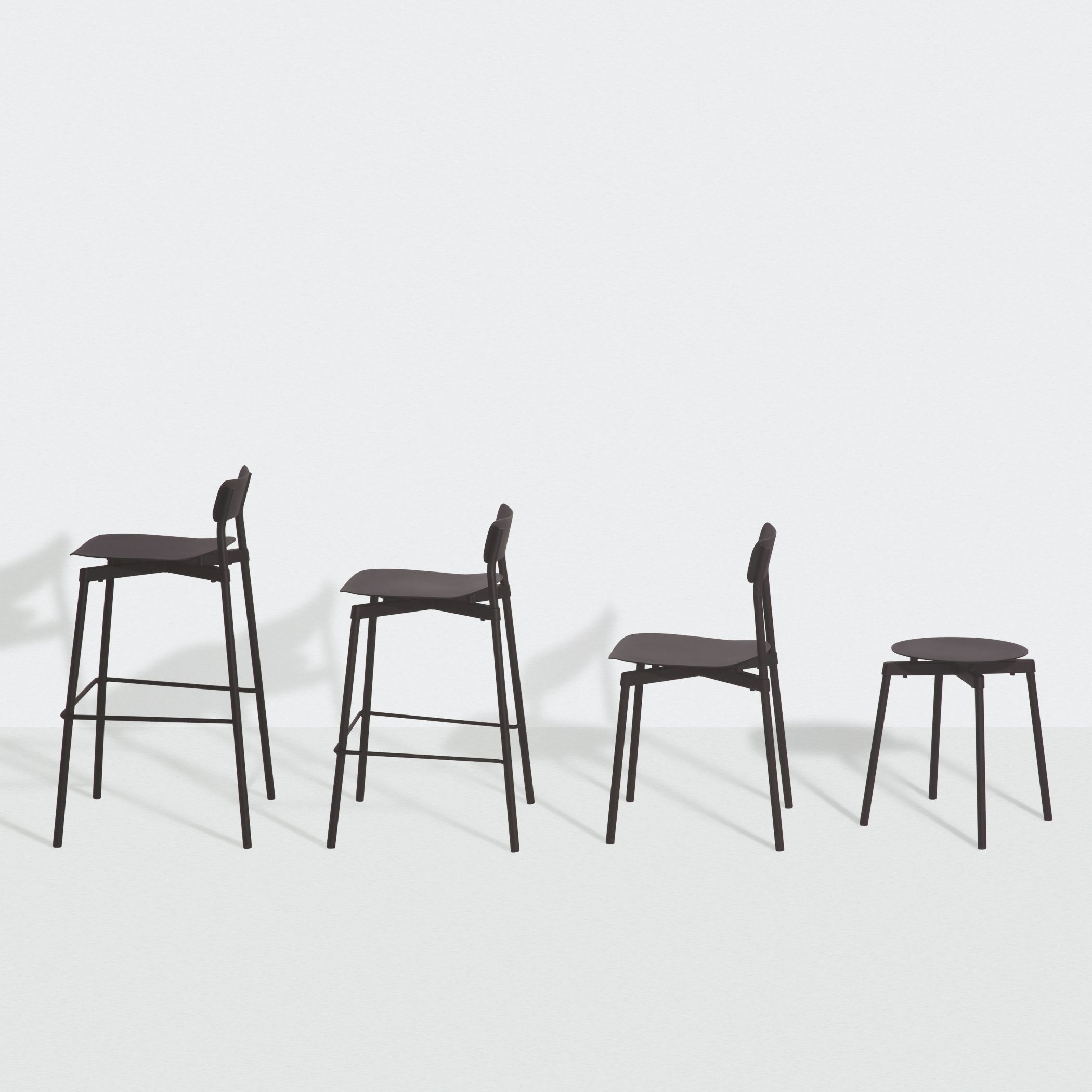 Blauer Fromme Barhocker von Petite Friture, verschiedene Höhen, minimalistisches Design, moderne Barstühle für Küche und Bar.