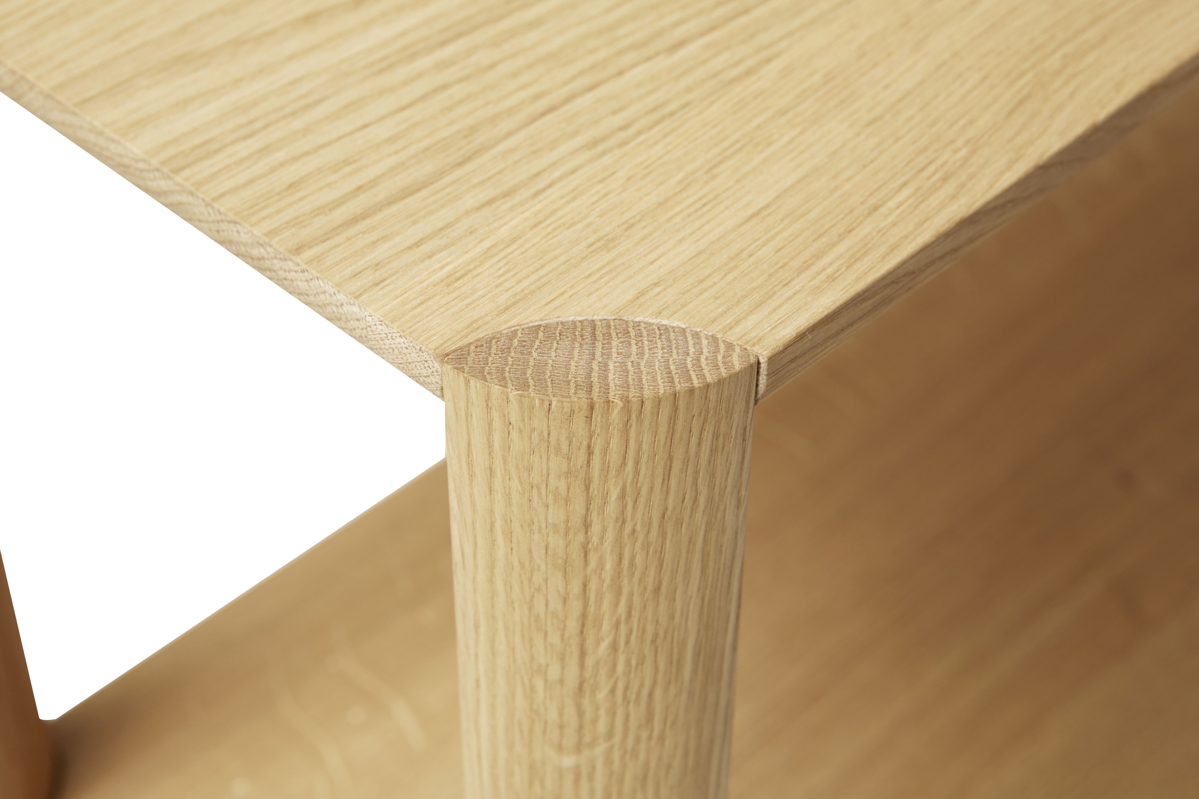 Detailaufnahme des Leaf Regals 2x2 von Form & Refine, geölte Eiche, Fokus auf die Holzstruktur.