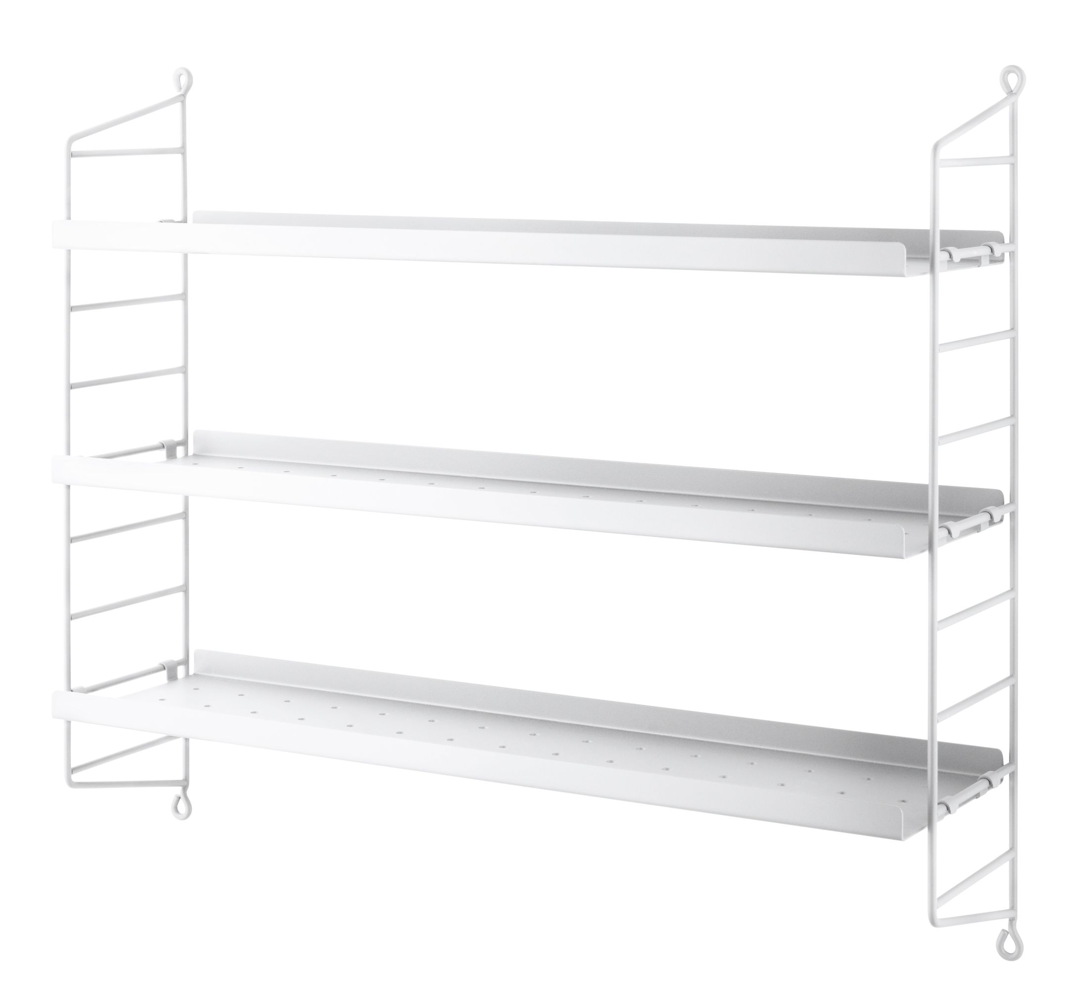 Weißes String Pocket Regal von String Furniture mit drei Regalböden und filigranen Metallleitern.