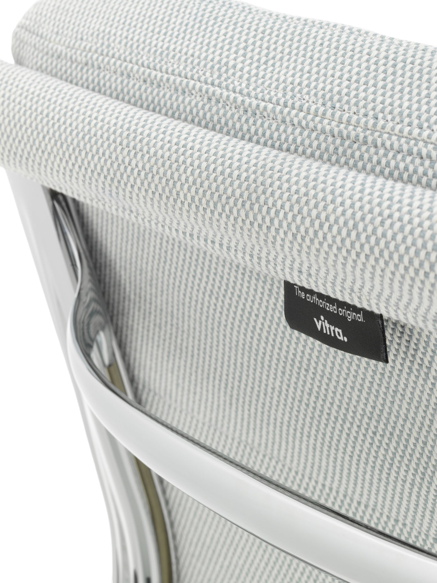 Detailaufnahme des Soft Pad Chair EA205 von Vitra mit hellgrauem Stoffbezug und verchromtem Gestell.