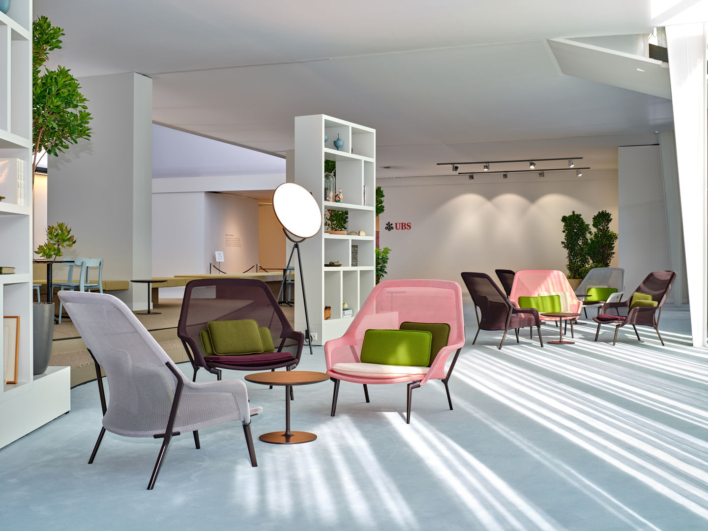 Innenaufnahme mit mehreren Slow Chair Sesseln von Vitra in verschiedenen Farben.
