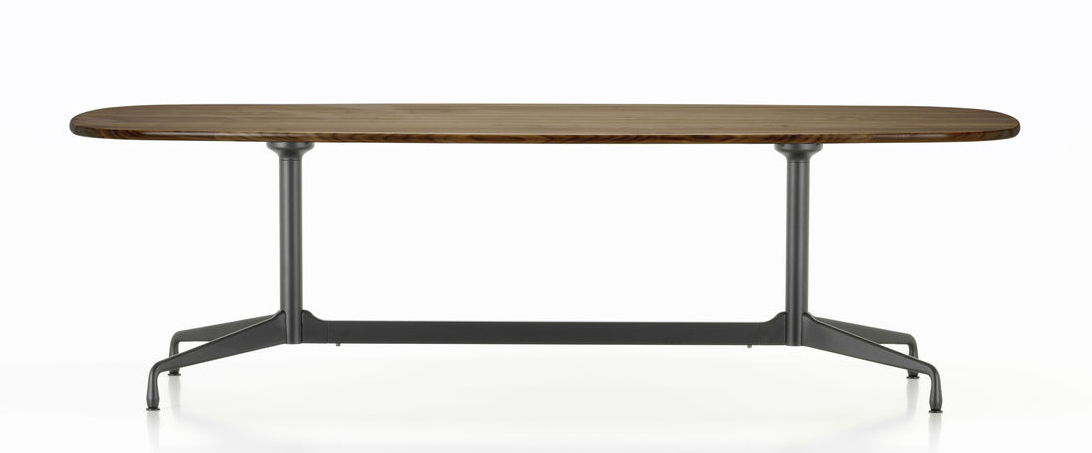 Eames Segmented Table von Vitra: Esstisch in Bootsform mit Holzplatte und schwarzem Untergestell.
