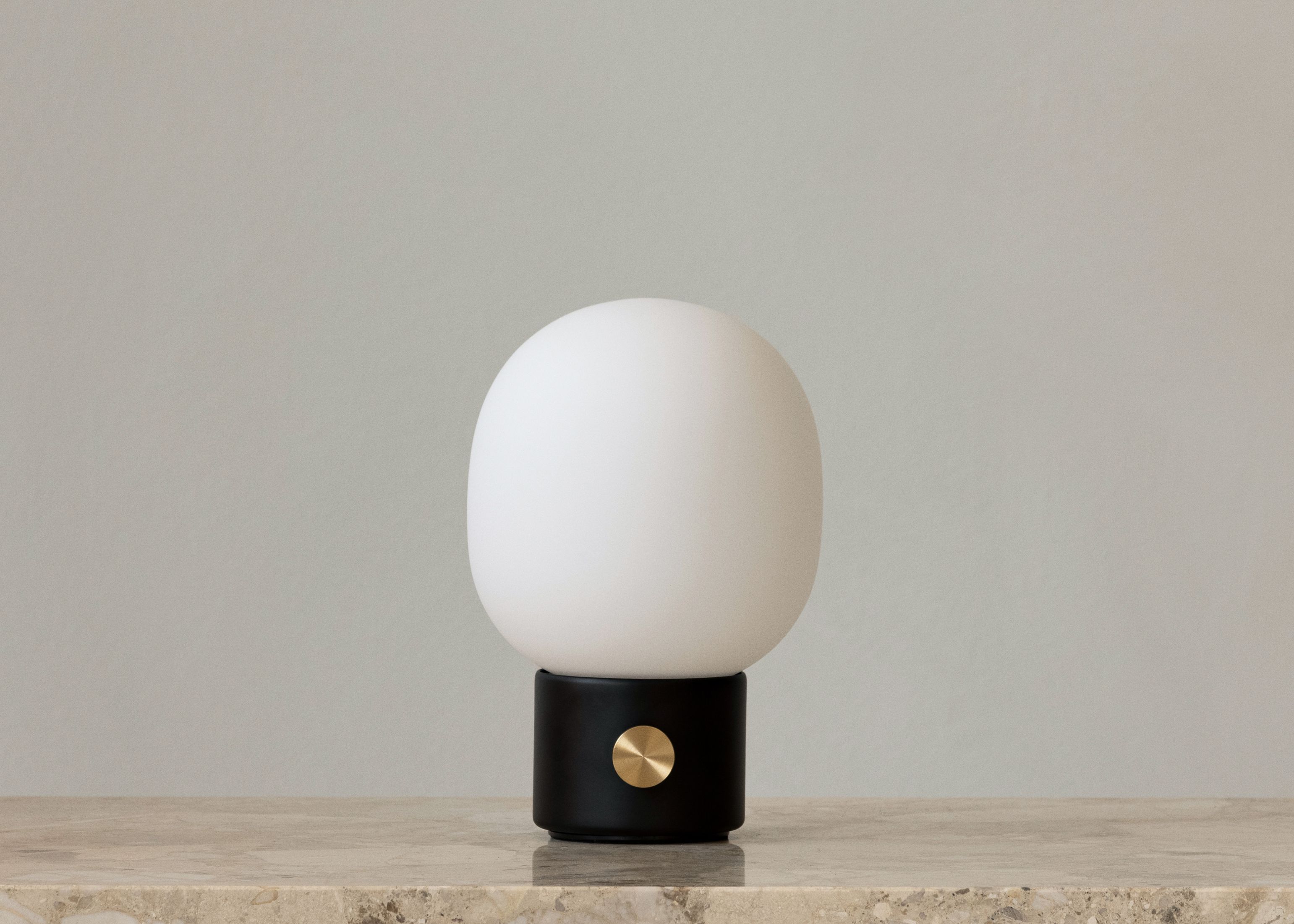 JWDA Tischleuchte tragbar: Elegante Lampe mit weißem Glas und schwarzem Sockel.