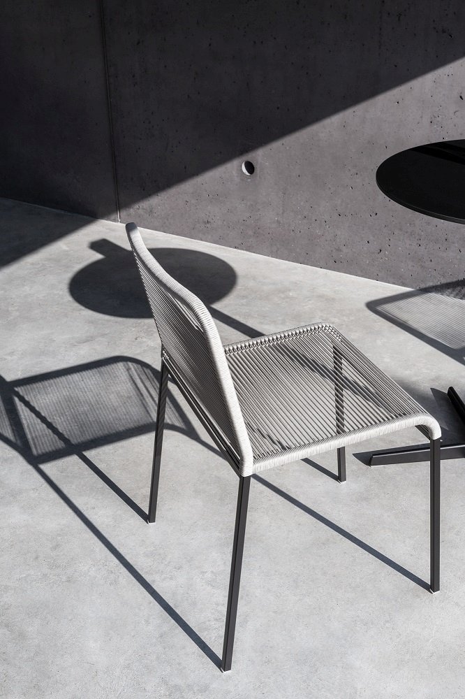 ARIA S42 Stuhl für den Außenbereich: Stapelbarer Design-Stuhl mit hellgrauer Seilbespannung und schwarzem Gestell.