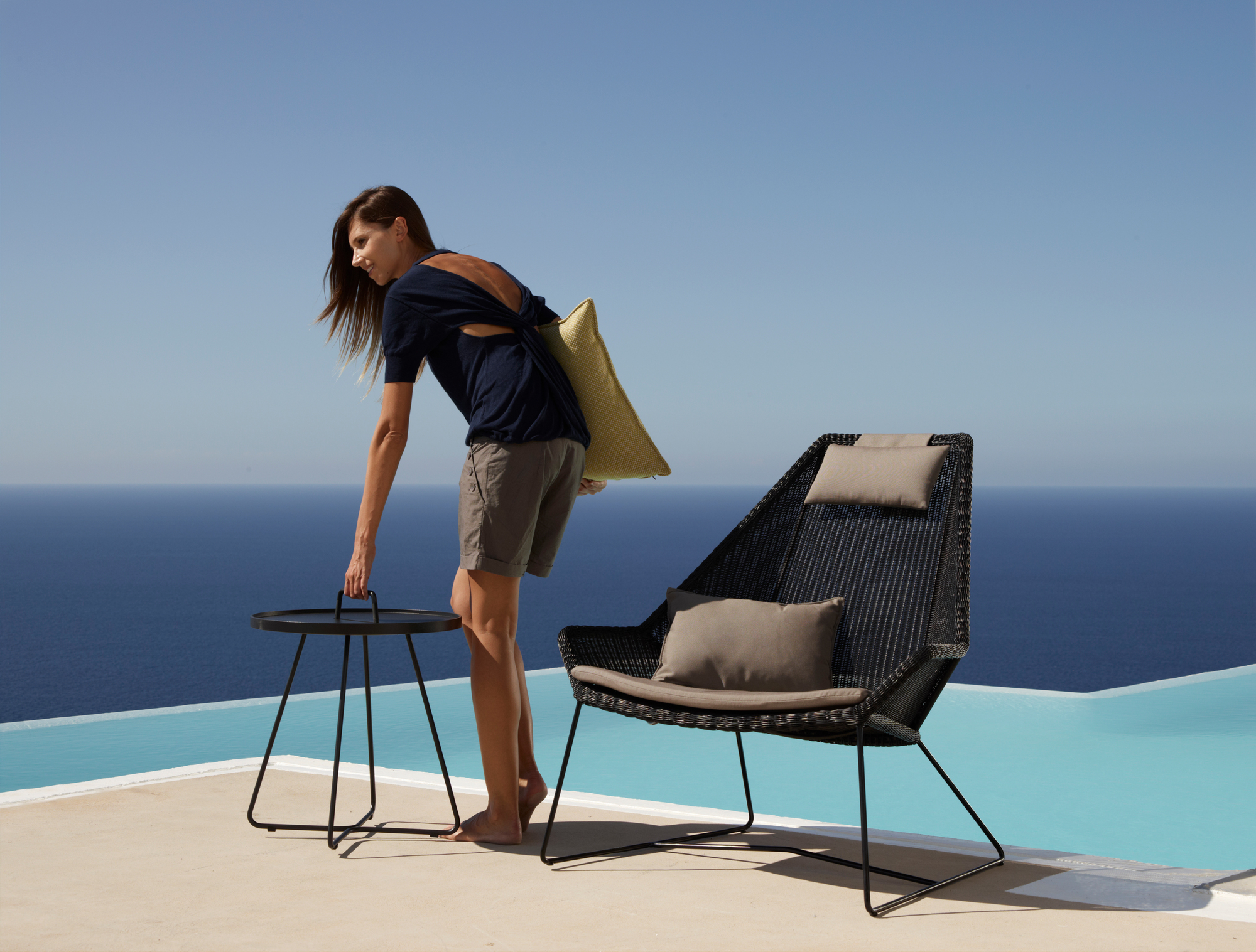 Cane-Line Breeze Sessel: Hochwertiger Outdoor Highbacksessel aus Rattan mit Kissen und Beistelltisch.