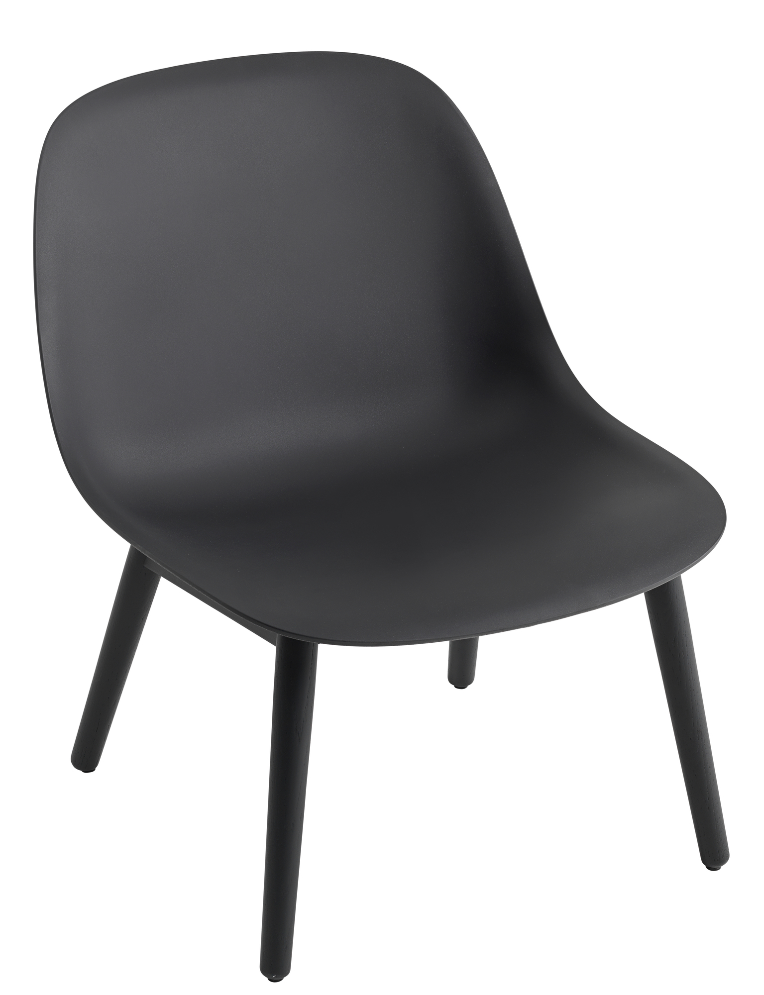 Schwarzer Fiber Lounge Chair von Muuto mit Holzgestell, moderner Sessel für Wohnzimmer.
