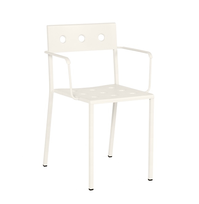 Balcony Outdoor Armchair in Kreidebeige von Hay: Moderner Gartenstuhl mit Armlehnen und Lochmuster.