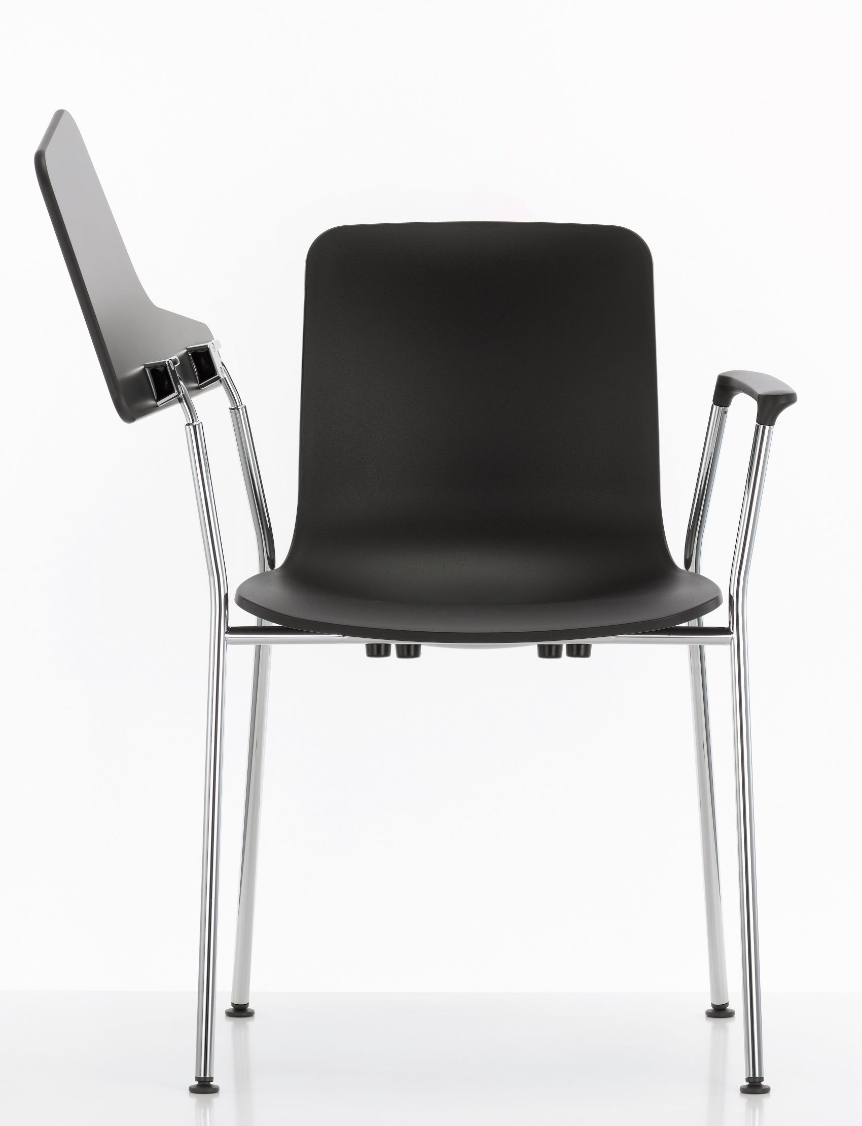 Schwarzer Hal Stuhl von Vitra mit Schreibplatte und verchromtem Gestell, ideal für Büro und Konferenz.