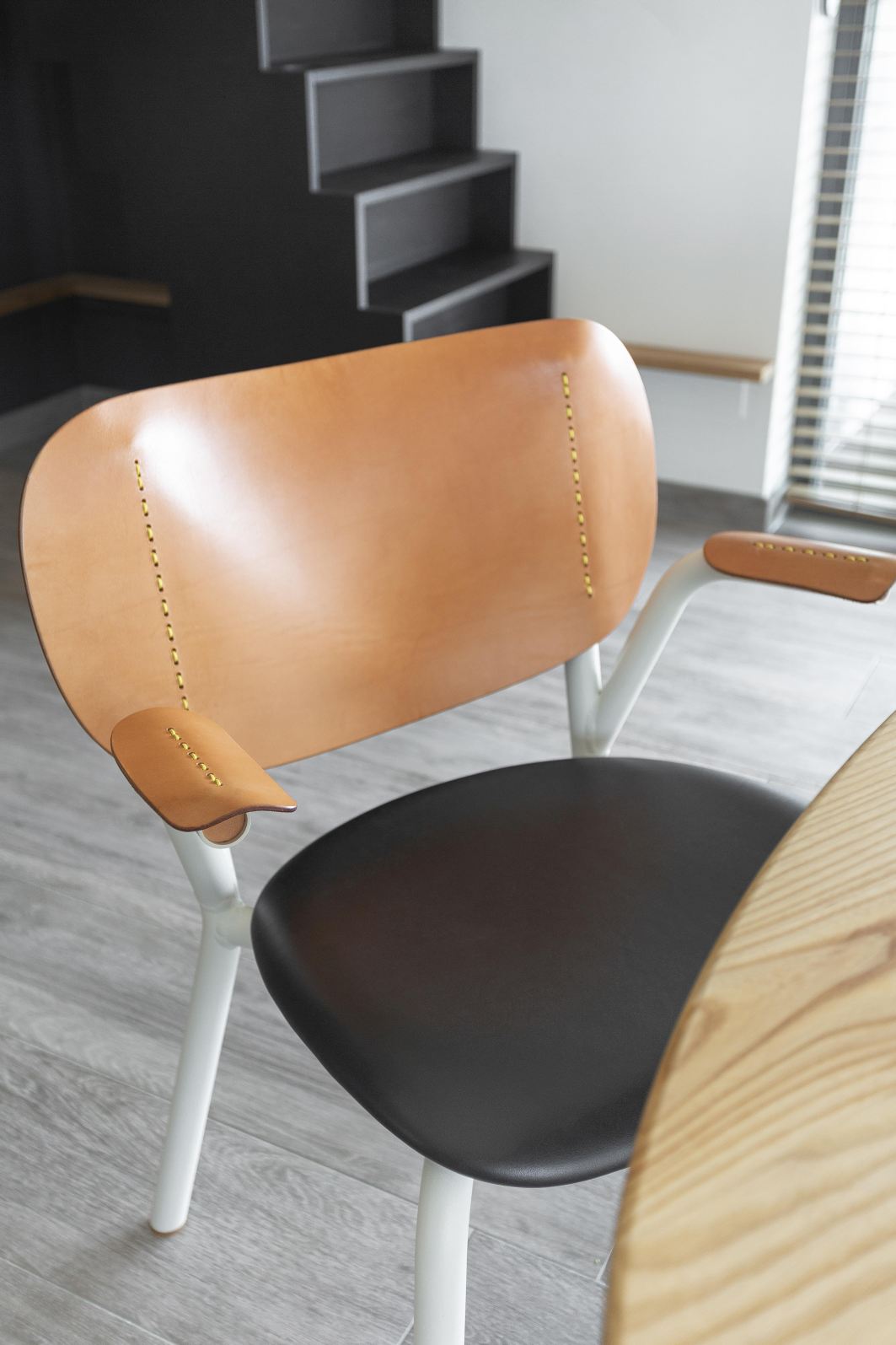 Emil Rosi Armchair Stuhl mit Armlehne von Functionals, Leder, Weiß, moderner Designstuhl für Esszimmer und Wohnbereich.