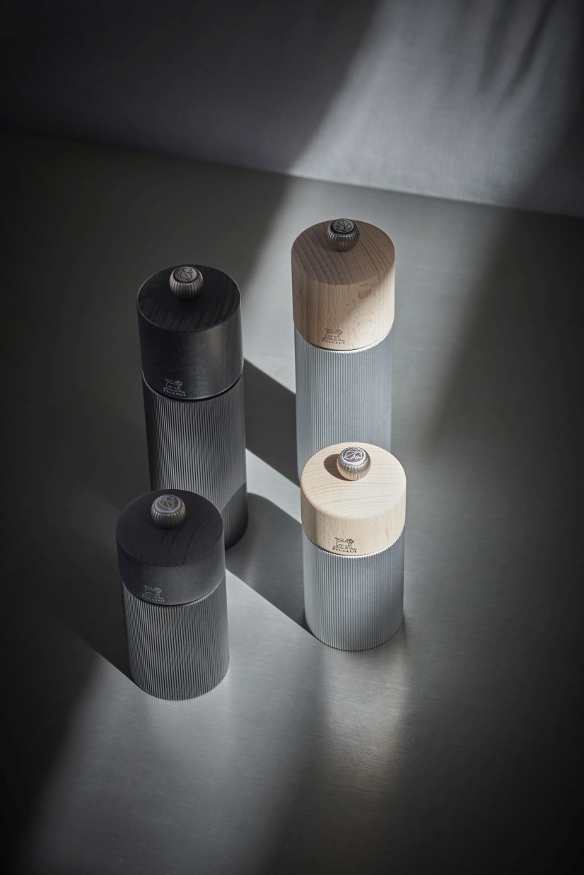 Produktfoto: Peugeot Line Pfeffermühlen in Graphit & Carbon und Naturholz, modernes Design für Küche und Tisch.