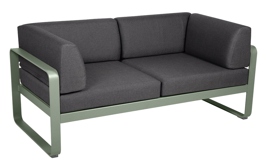 Bellevie 2-Sitzer Outdoor Sofa von Fermob mit anthrazitfarbenen Polstern und mintfarbenem Aluminiumrahmen für Garten und Terrasse.