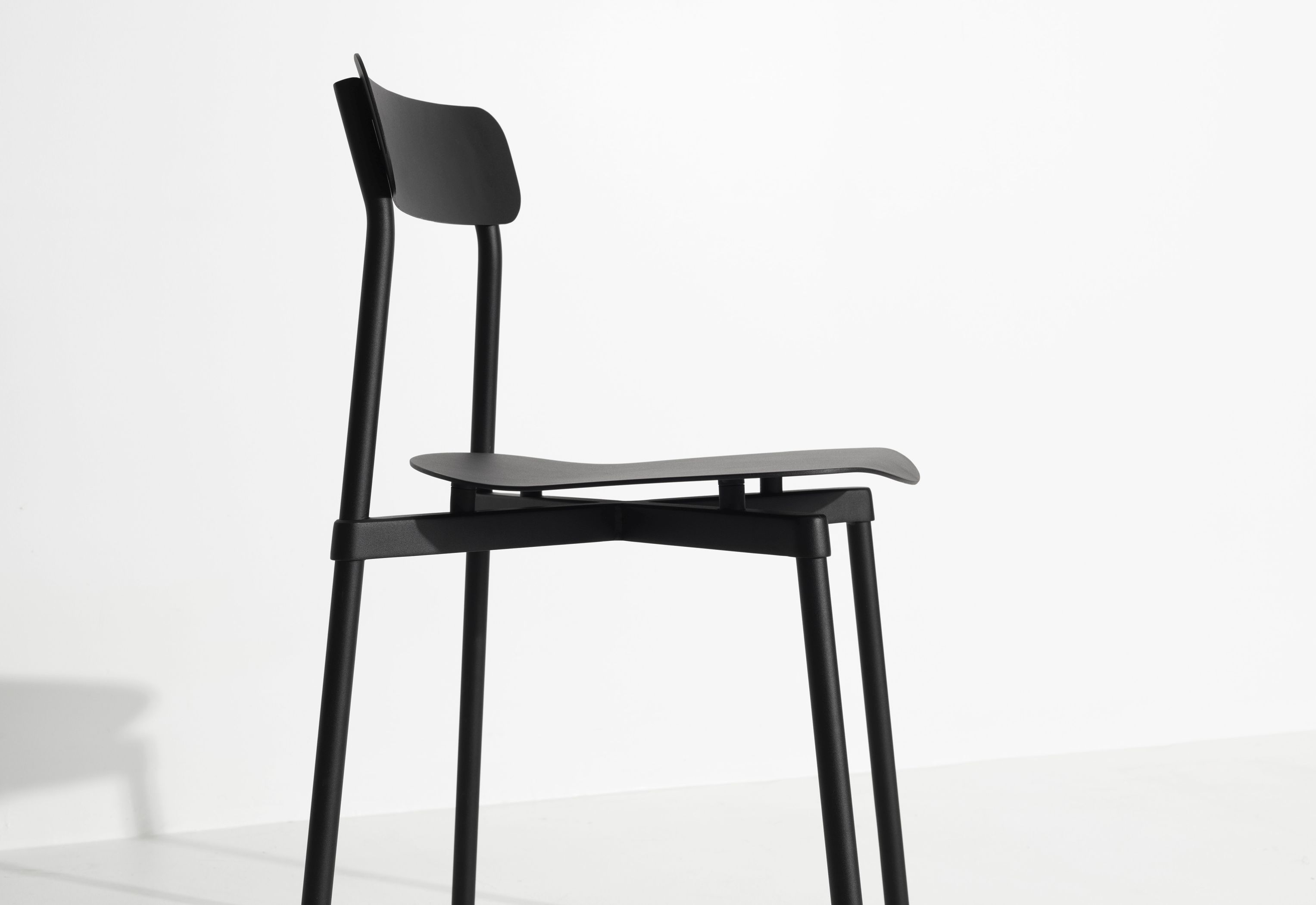 Schwarzer Fromme Chair Stuhl von Petite Friture, minimalistisches Design, Sitzmöbel für Esszimmer und Wohnbereich.