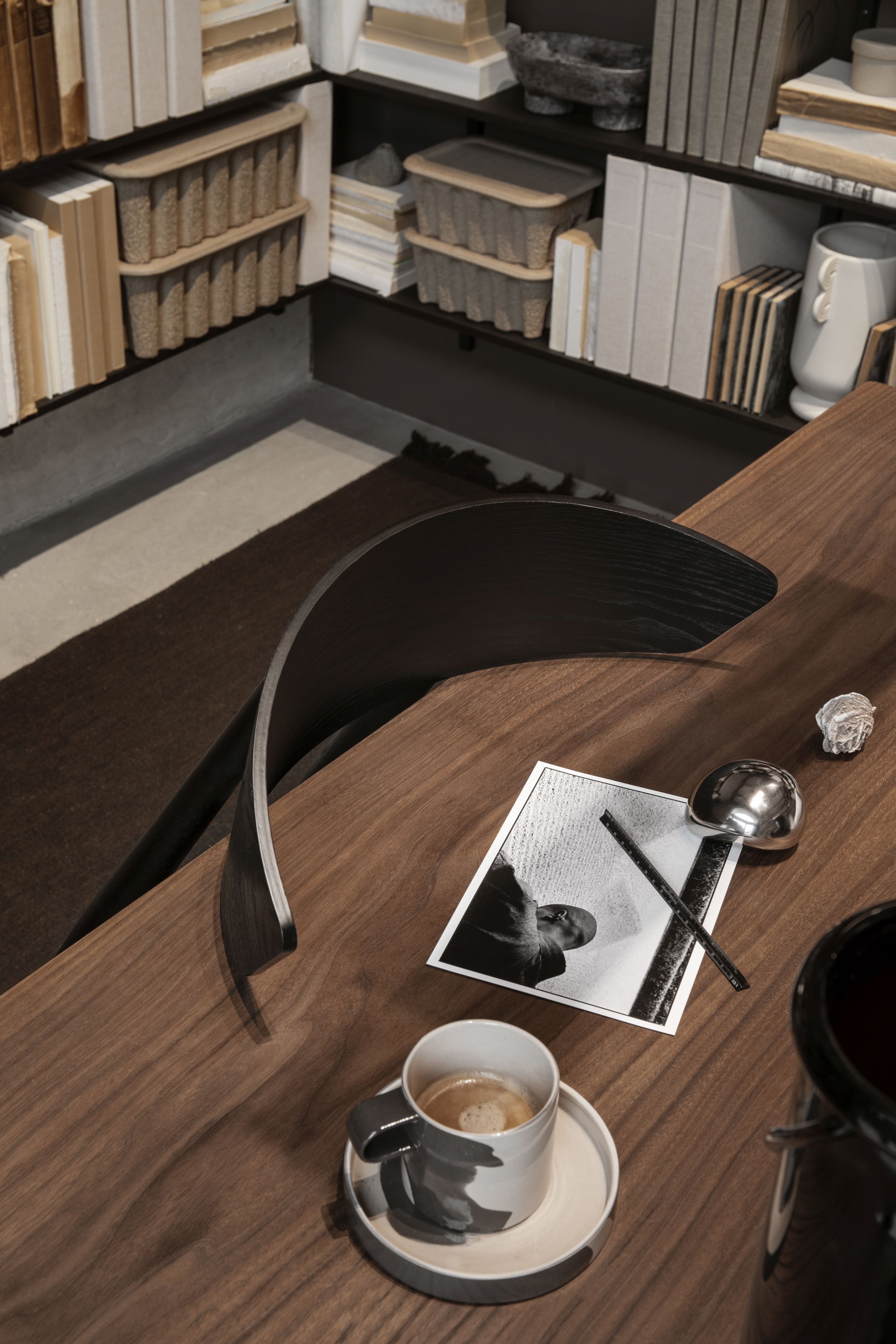 Detailaufnahme: Herman Esszimmerstuhl mit schwarzem Holzgestell von Ferm Living, stilvolles Möbeldesign.
