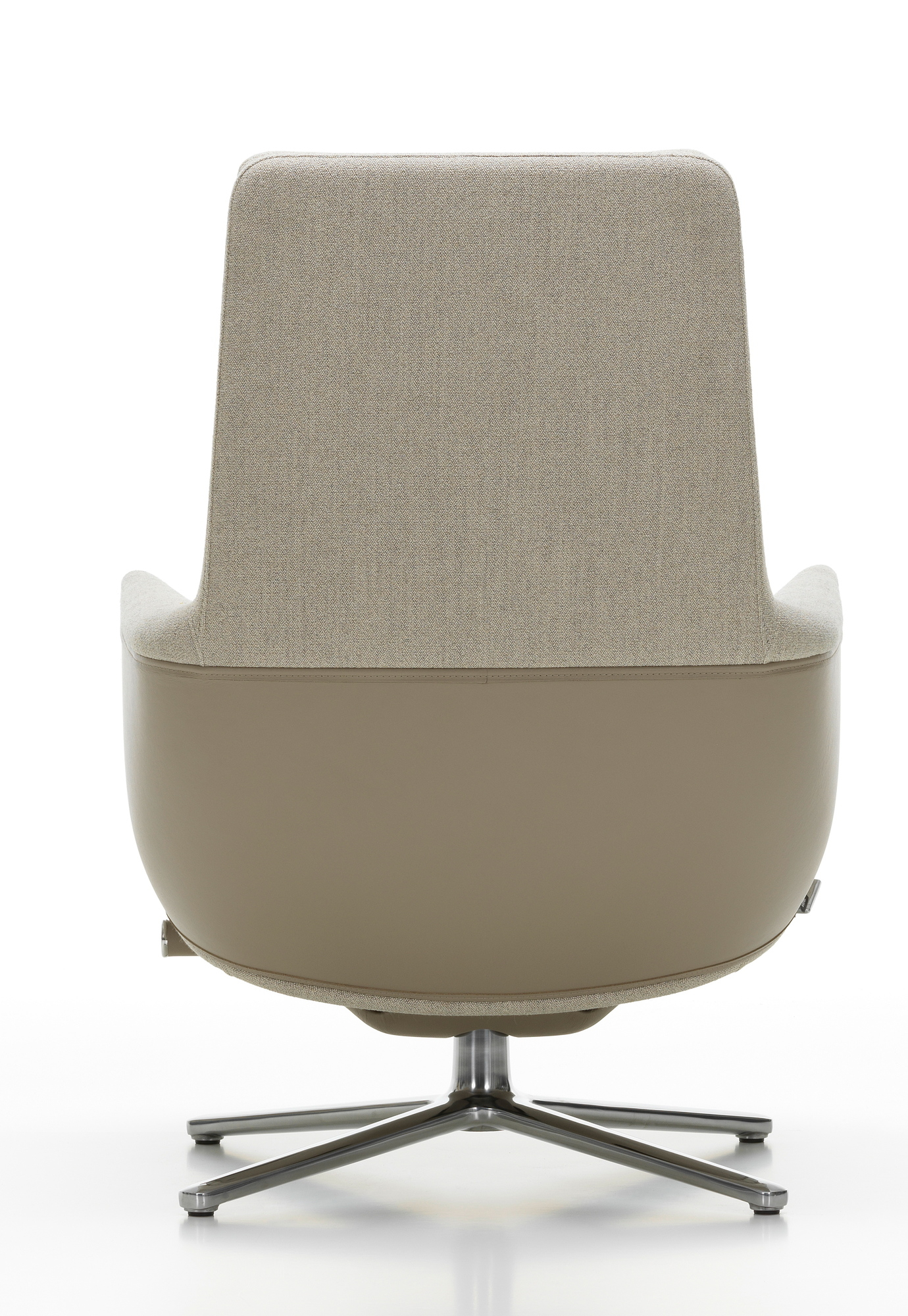 Rückansicht des Vitra Grand Relax Sessels in Beige mit Drehfuß aus poliertem Aluminium.