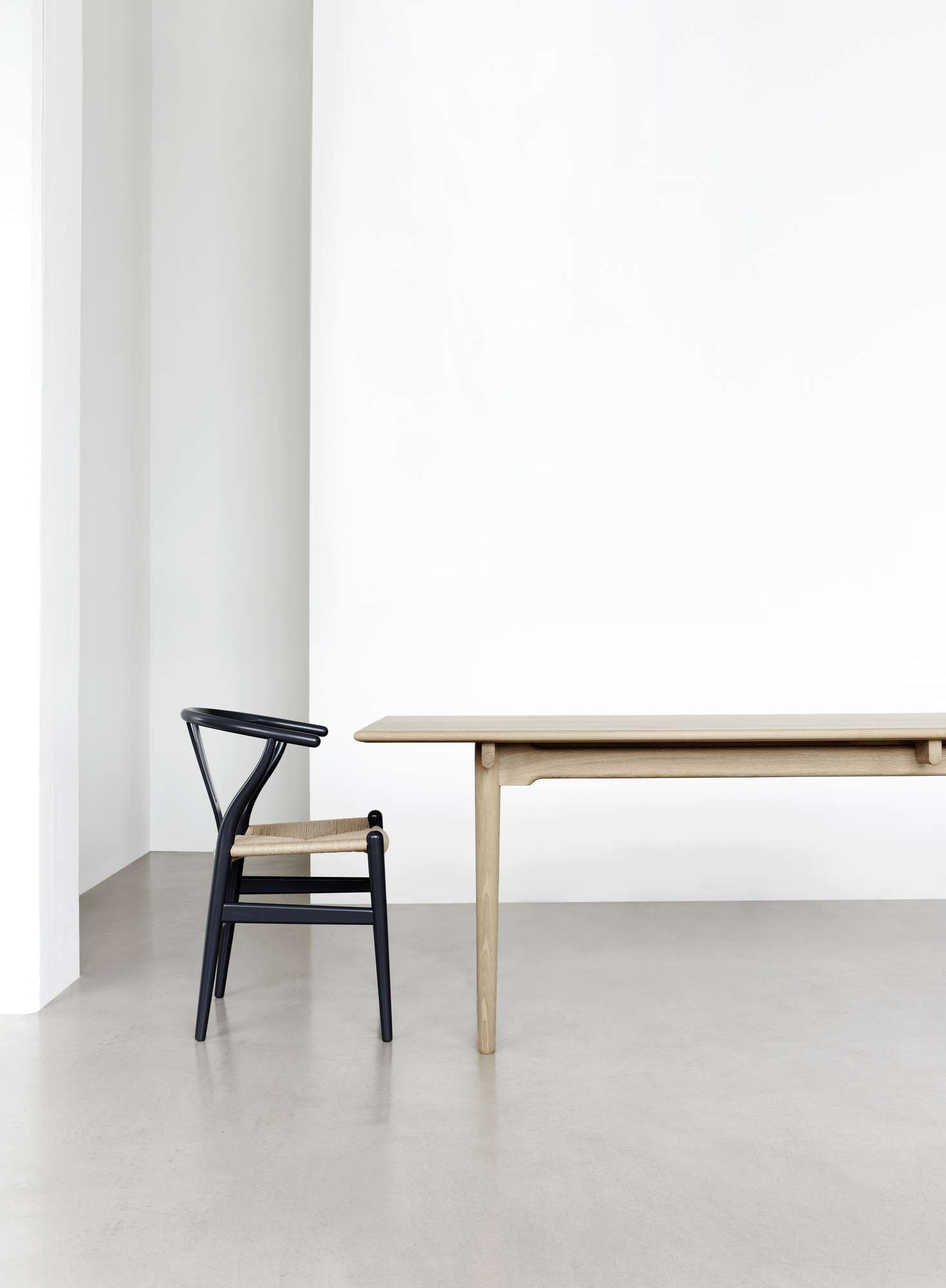 CH327 Tisch von Carl Hansen & Søn mit Stuhl in minimalistischem, hellem Raum.