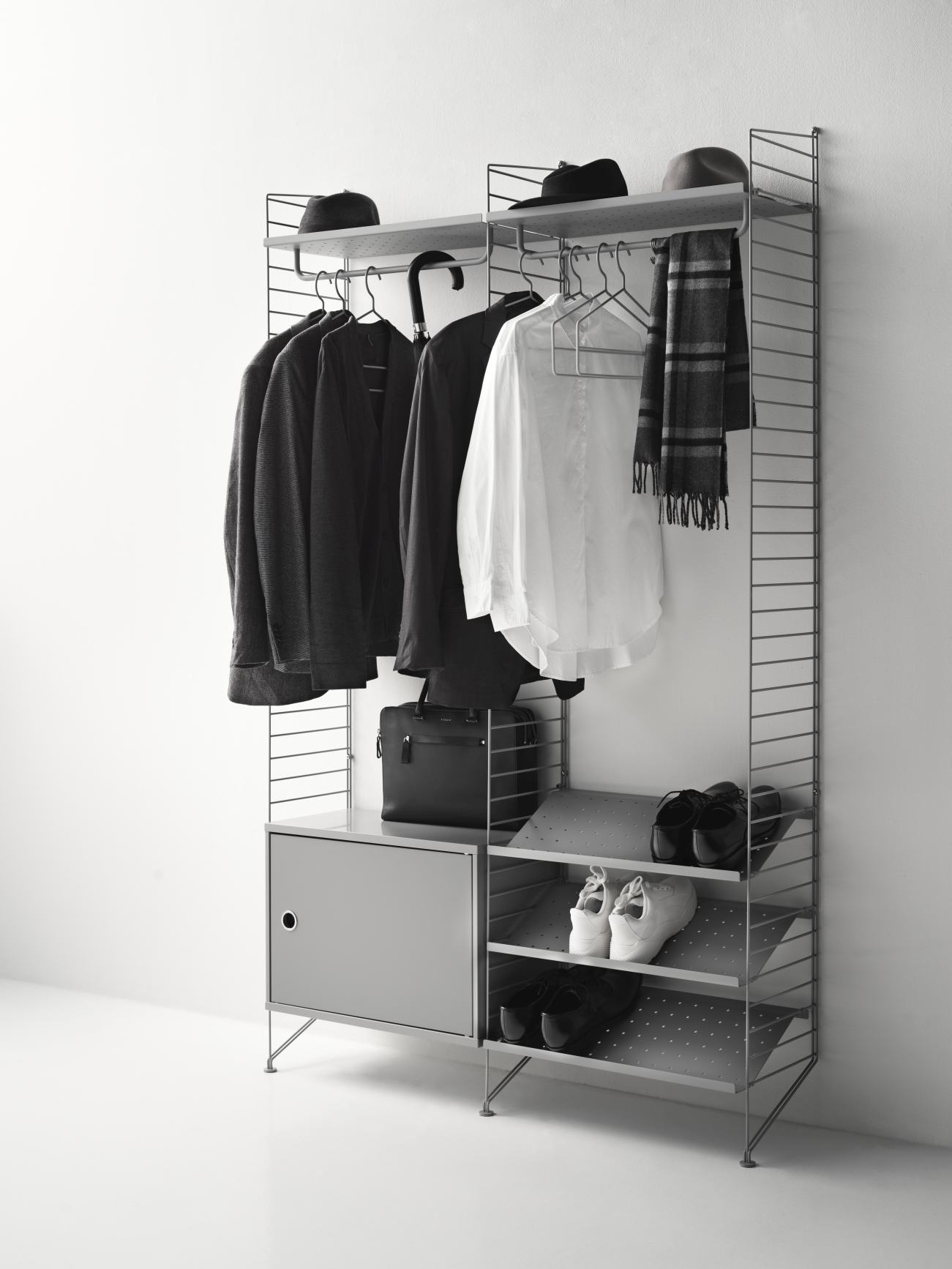 Flur KONFIGURATIONEN Hallway H5 String Furniture: Graues Regalsystem mit Kleidung, Schuhen und Accessoires für den Flur.
