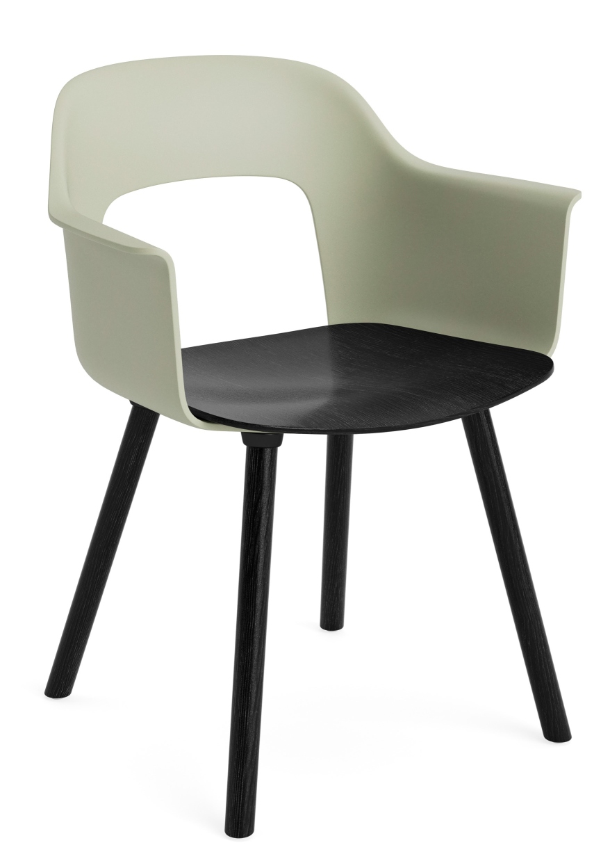 Layout Armchair 222 Armlehnstuhl von Hay mit hellgrüner Sitzschale und schwarzem Holzgestell, moderne Stuhl Designmöbel.