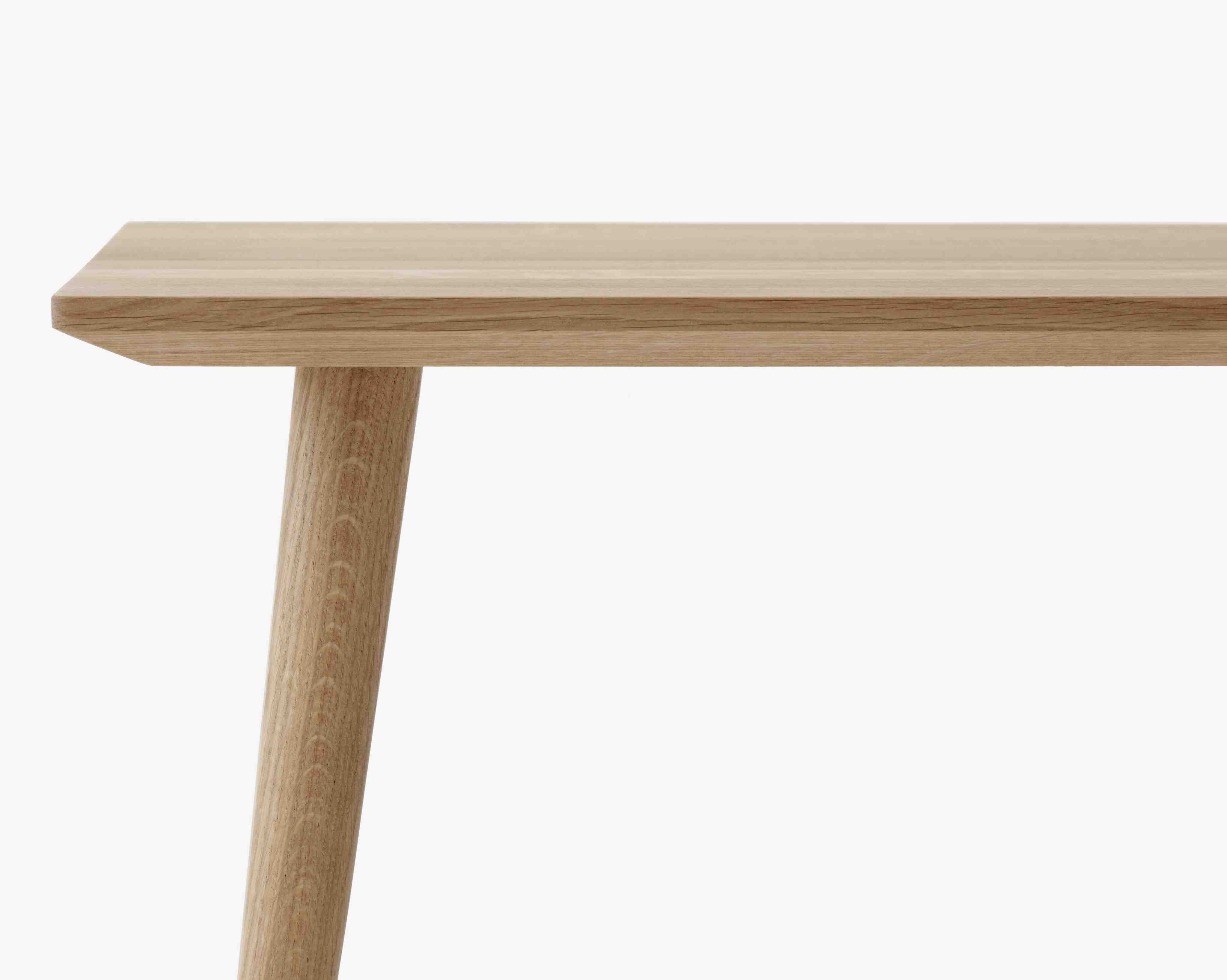 Detailaufnahme des AndTradition In Between Table SK23 Couchtischs aus Eiche, Fokus auf Tischplatte und Bein.