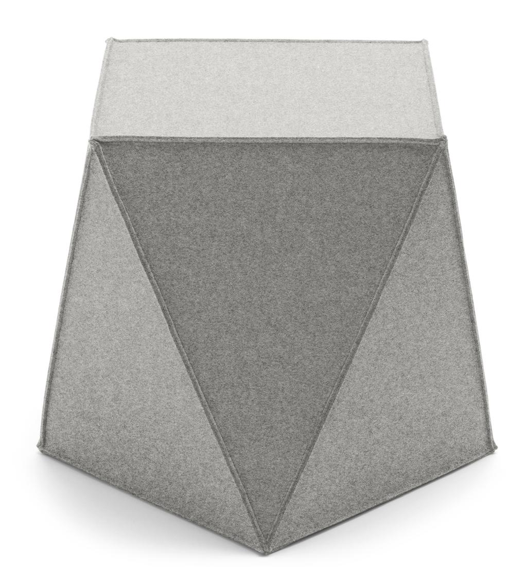 Brilli Sitzmöbel von HEY-SIGN by BWF Group, grauer Filzhocker in geometrischem Design.